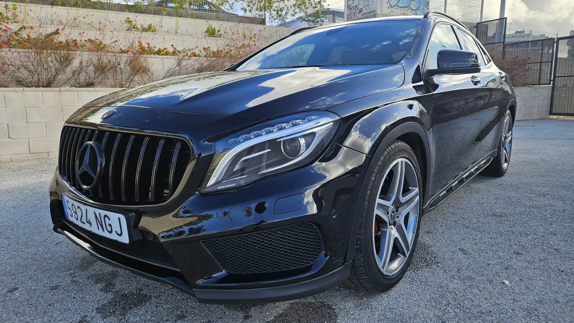 Mercedes-Benz GLA 180 AMG Line Negro - 1