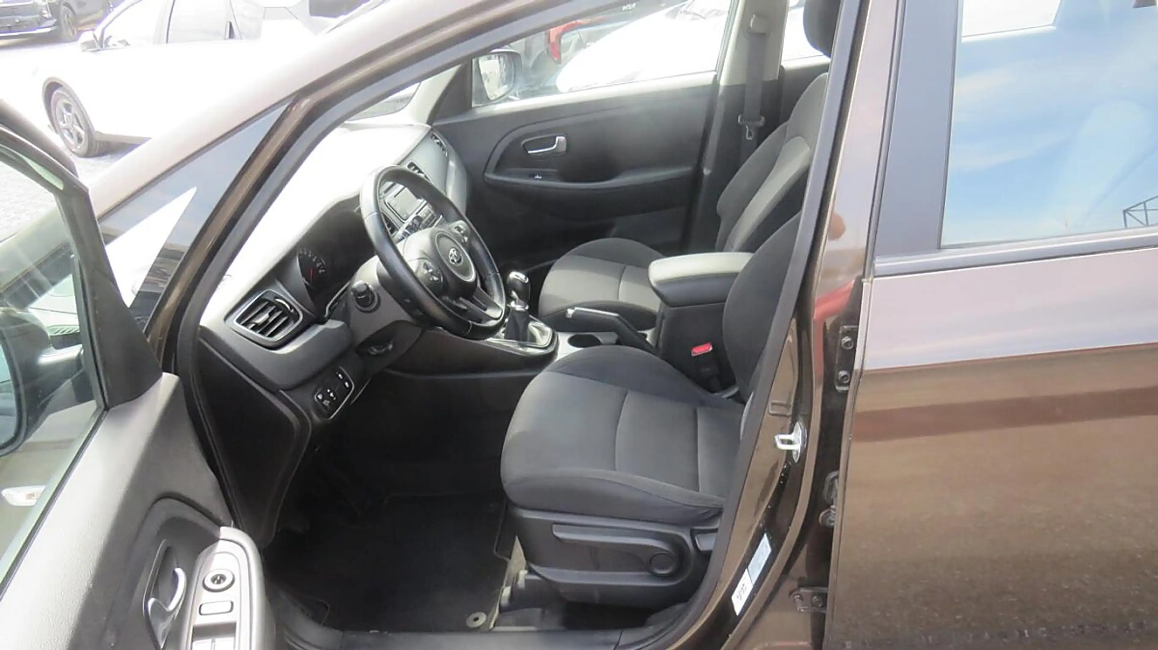 Kia Carens 1,6 GDI ISG Silber — photo 9