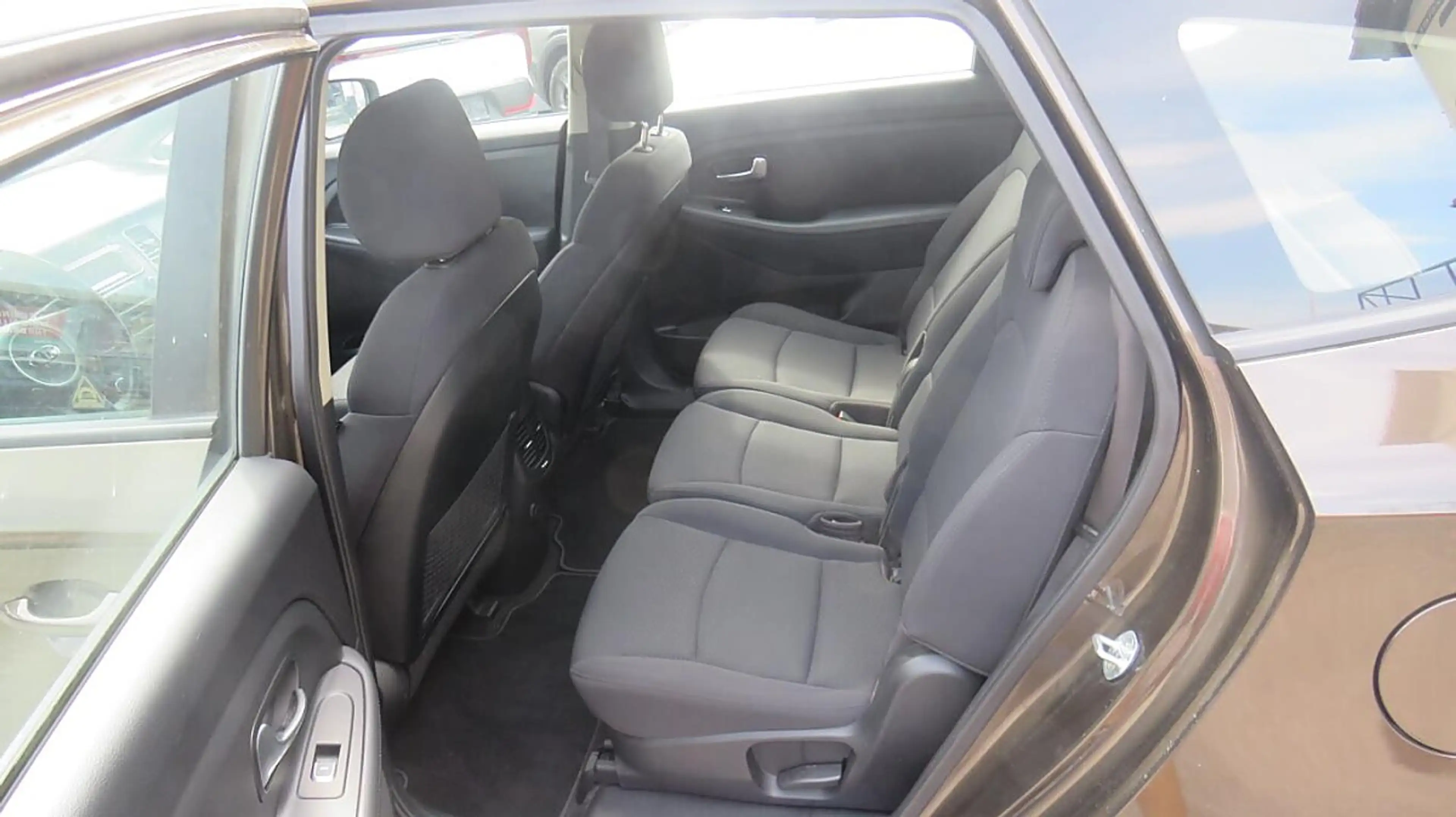 Kia Carens 1,6 GDI ISG Silber — photo 12