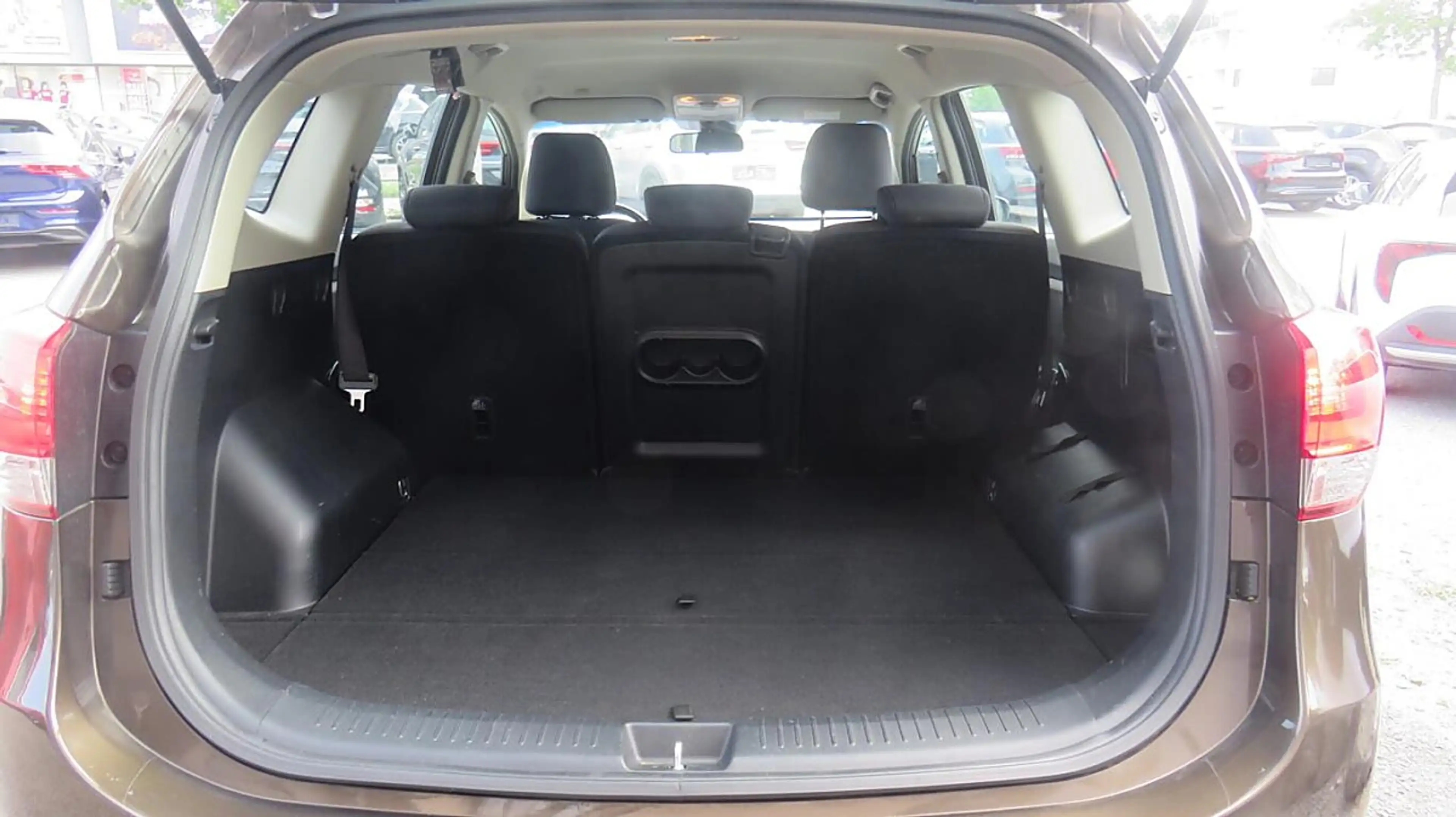 Kia Carens 1,6 GDI ISG Silber — photo 13