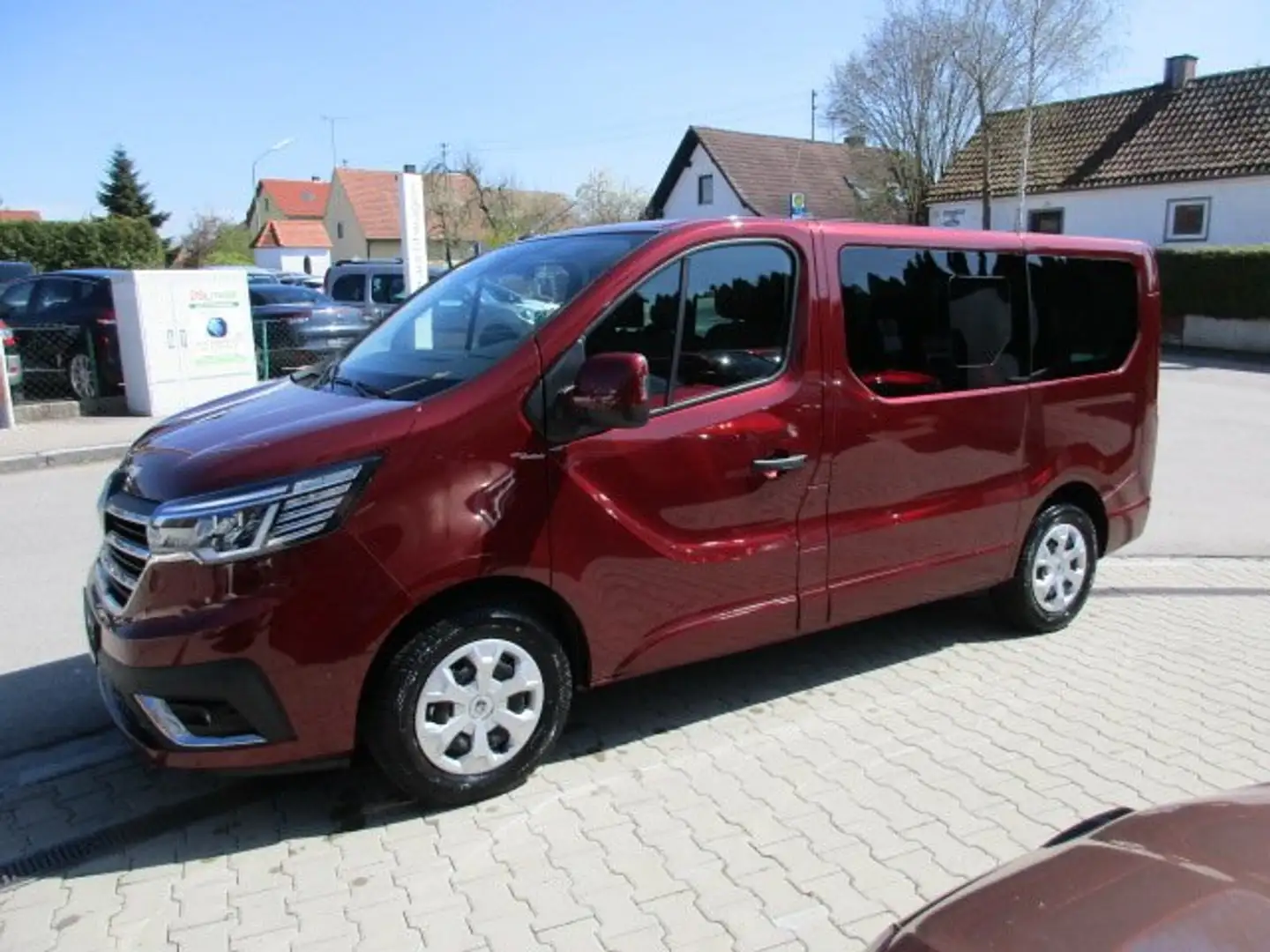 Renault Trafic L1H1 3,0t 9 Sitzer Life dci 150 Navi Klima AW Reif Rouge - 1