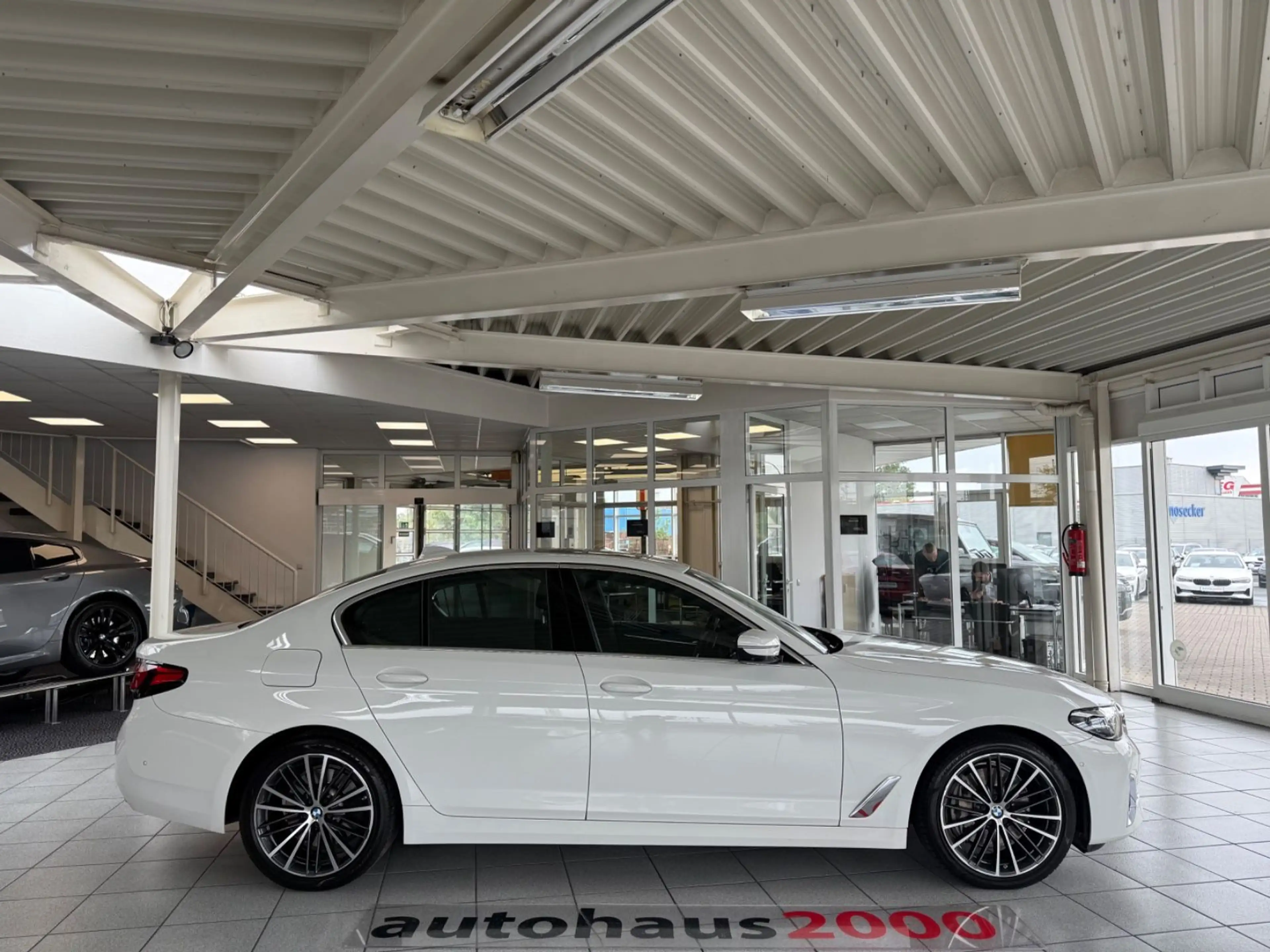 BMW 530 d xDrive Luxury Line AUT./LED/HUD/360°/STANDH — photo 2