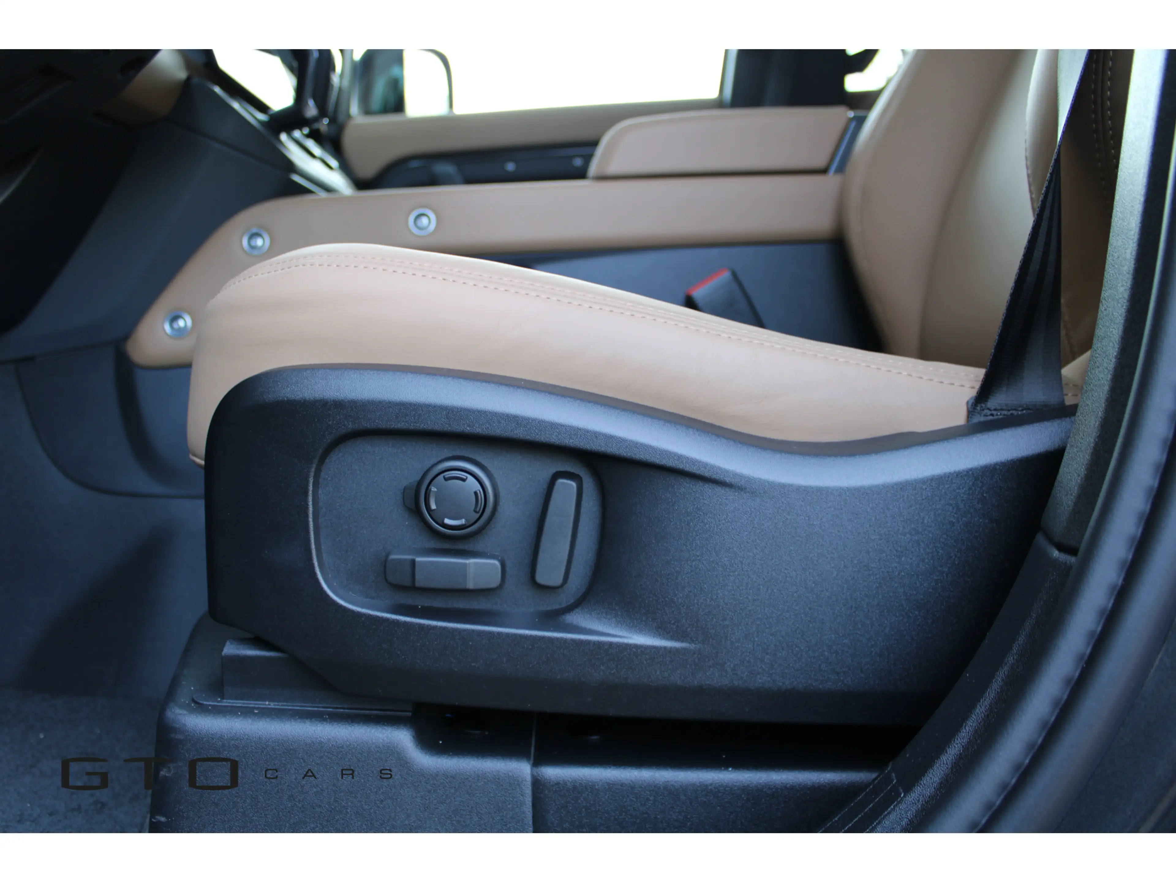 Land Rover Defender 110 2.0 P300e 110 X-Dynamic HSE | Pano | Meridian — photo 18