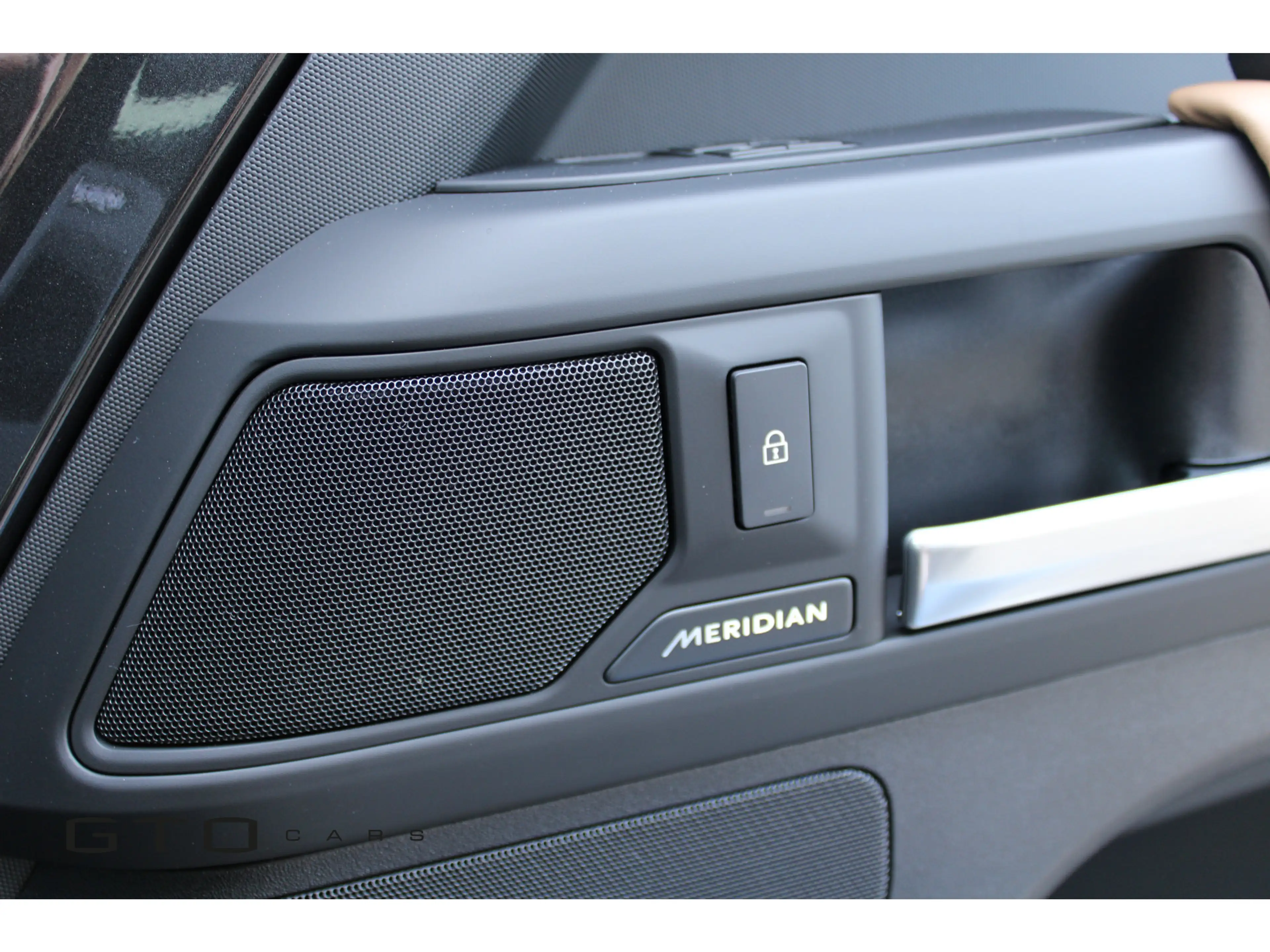 Land Rover Defender 110 2.0 P300e 110 X-Dynamic HSE | Pano | Meridian — photo 15
