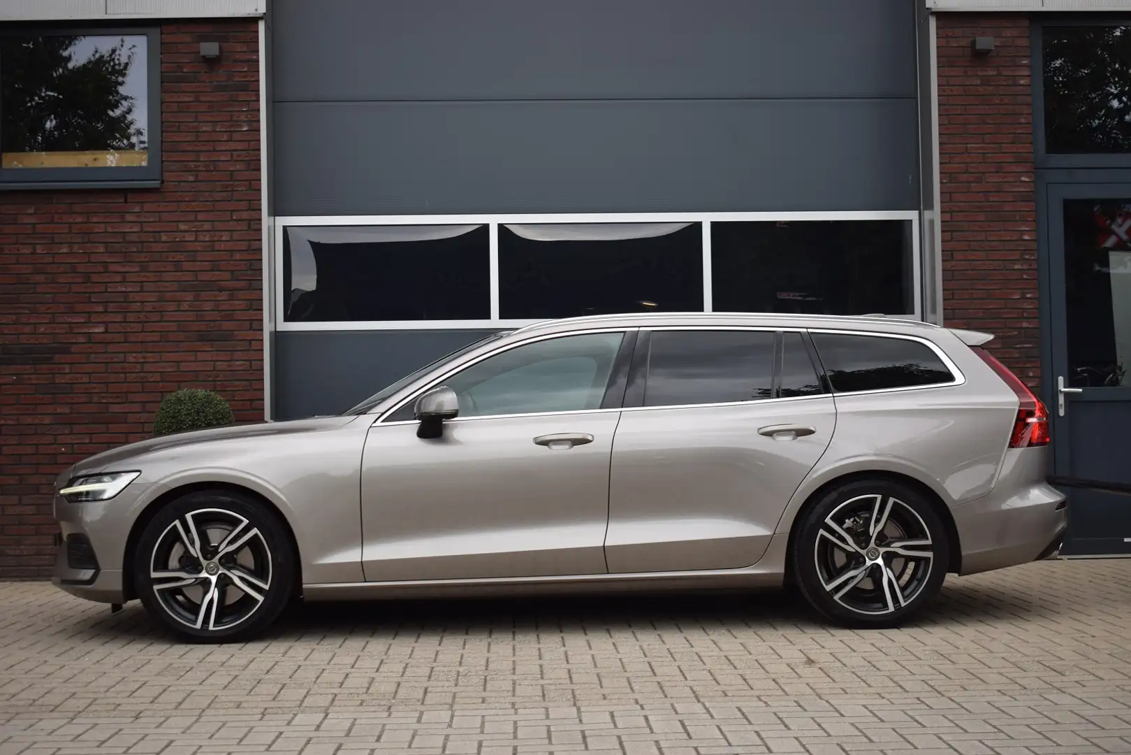 Volvo V60 2.0 T5 250pk Momentum | Trekhaak Grijs - 2