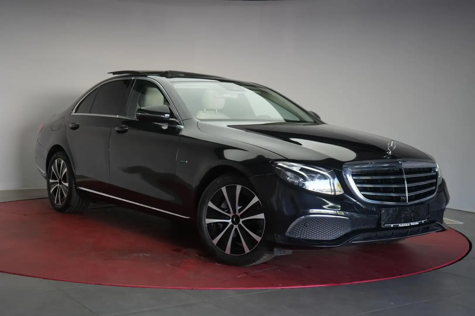 Mercedes-Benz E 300 e 9G-Tronic Navi/Leder/Temp/Kamera/Pano/Si Černá - 1