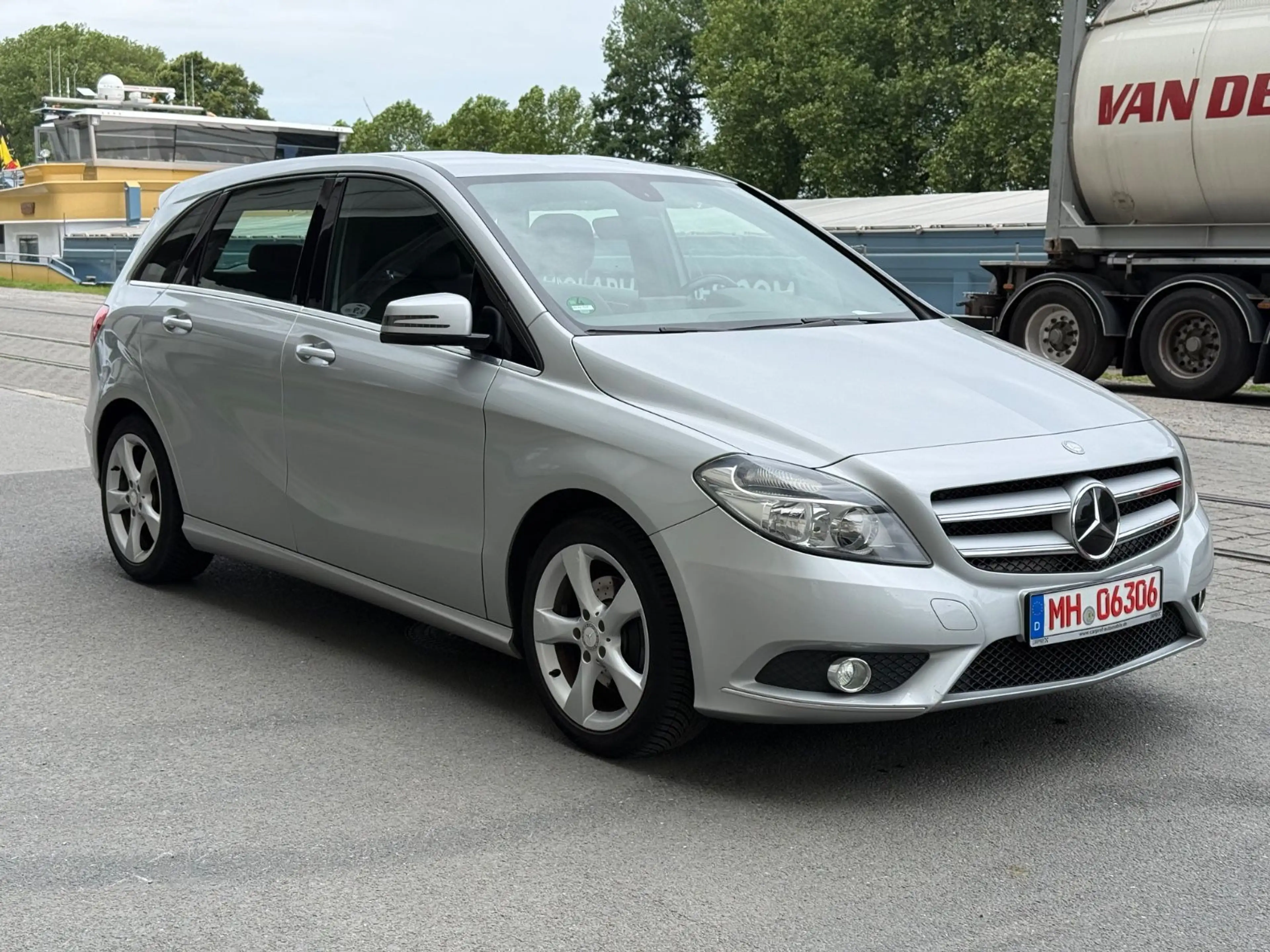 Mercedes-Benz B 180 B180*Sportpaket*KLIMA*Allwetter*TÜV11/27*