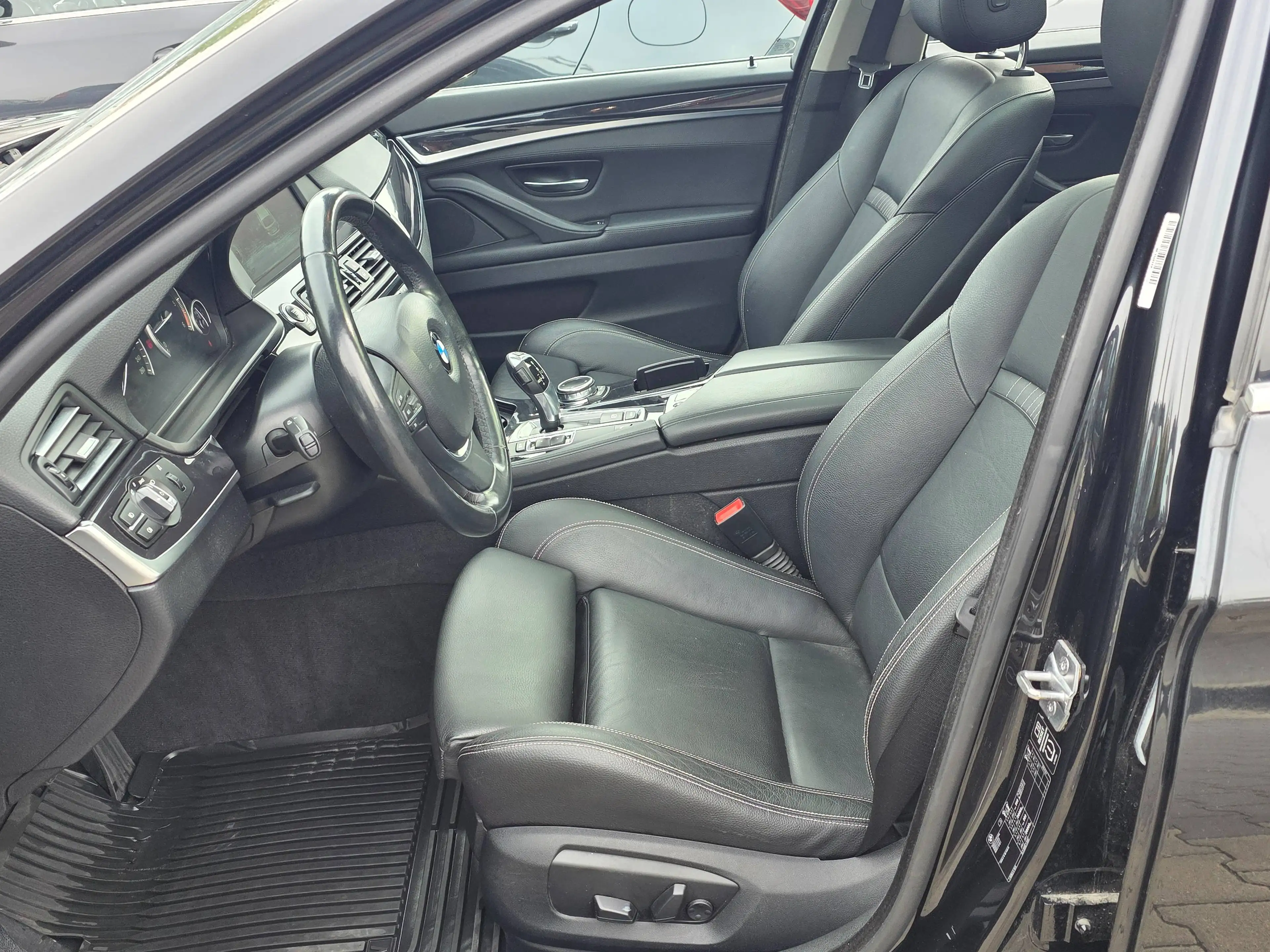 BMW 525 525d Touring Aut. ModernL./Navi/Leder/Pano/LED/PDC/Sitzh/ — photo 10