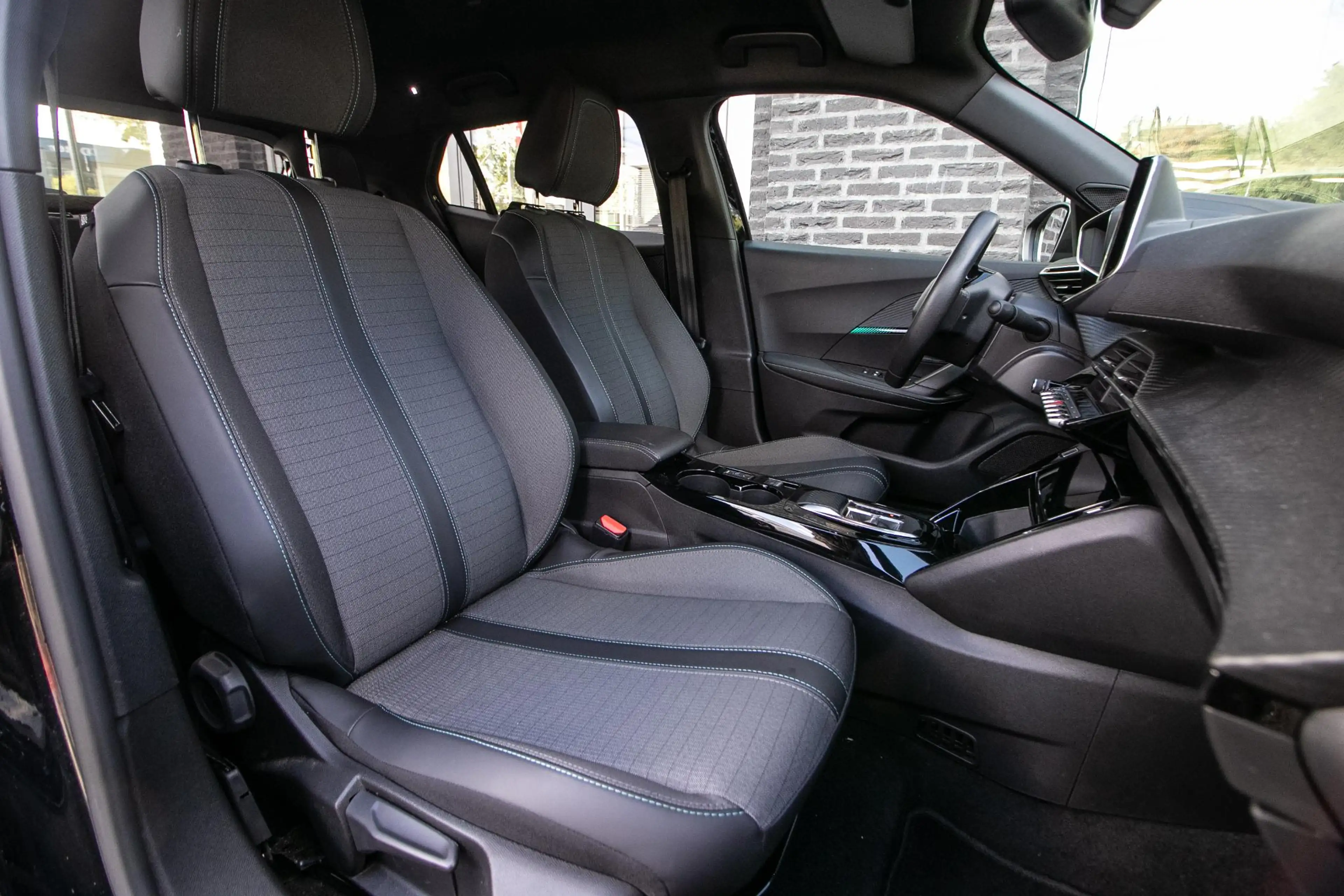 Peugeot e-2008 EV Allure Pack 50 kWh SOH 96% — photo 6