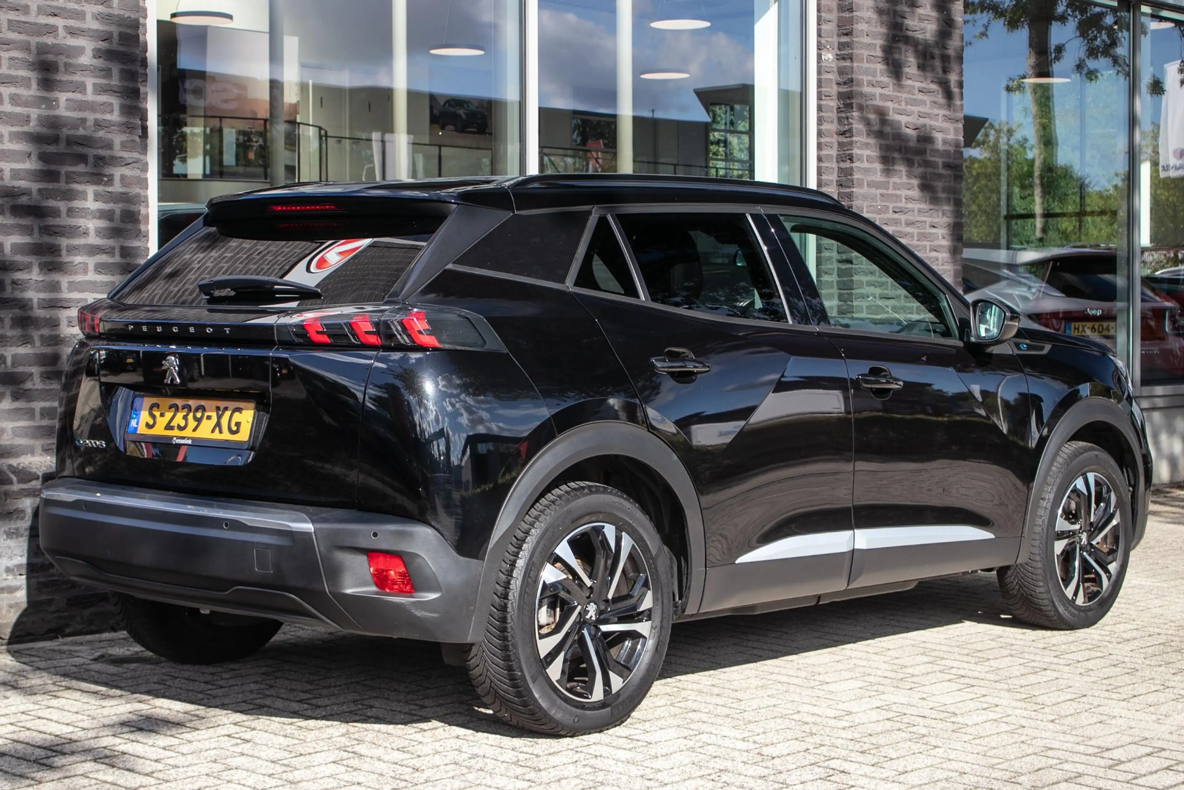 Peugeot e-2008 EV Allure Pack 50 kWh SOH 96% — photo 2