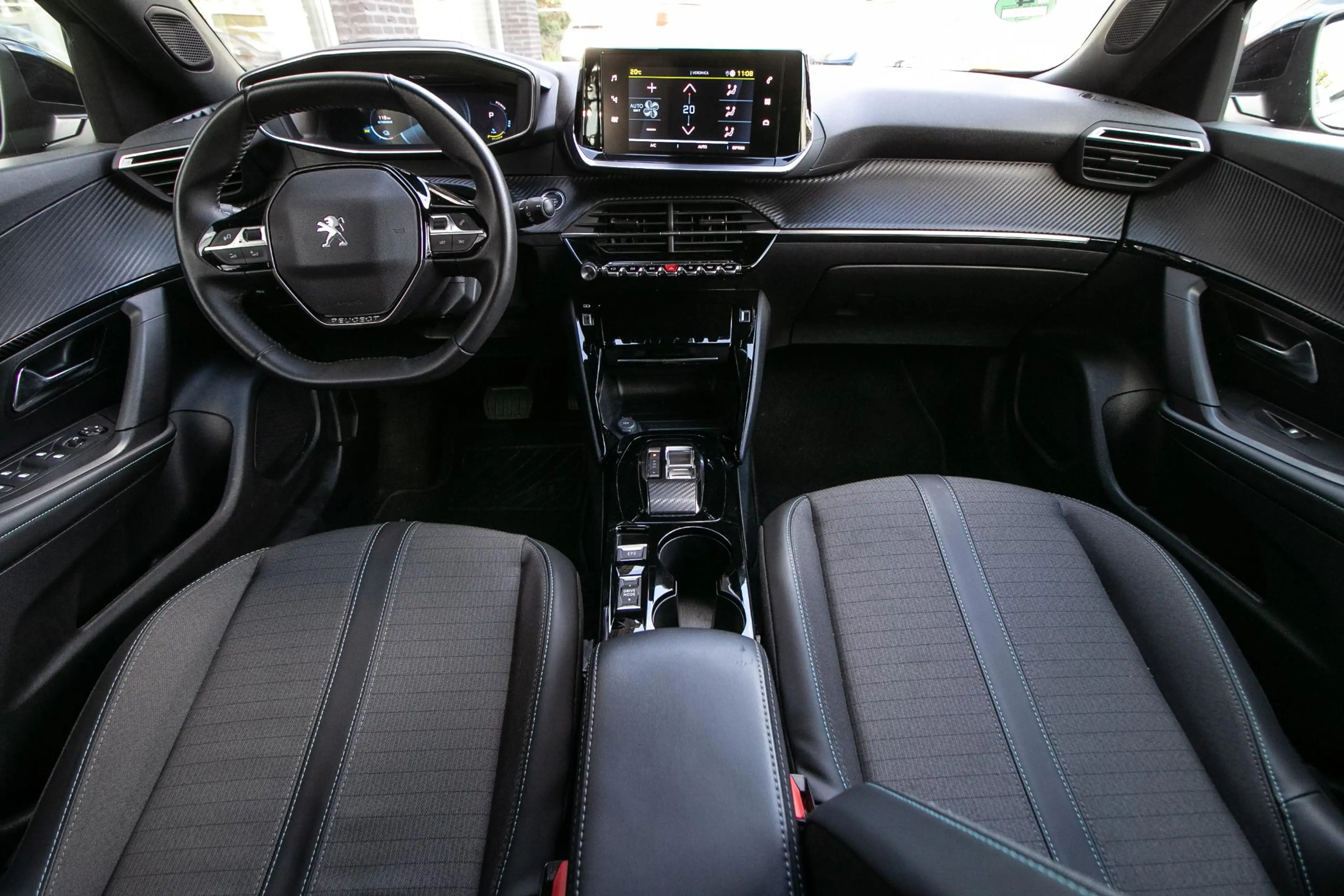 Peugeot e-2008 EV Allure Pack 50 kWh SOH 96% — photo 15
