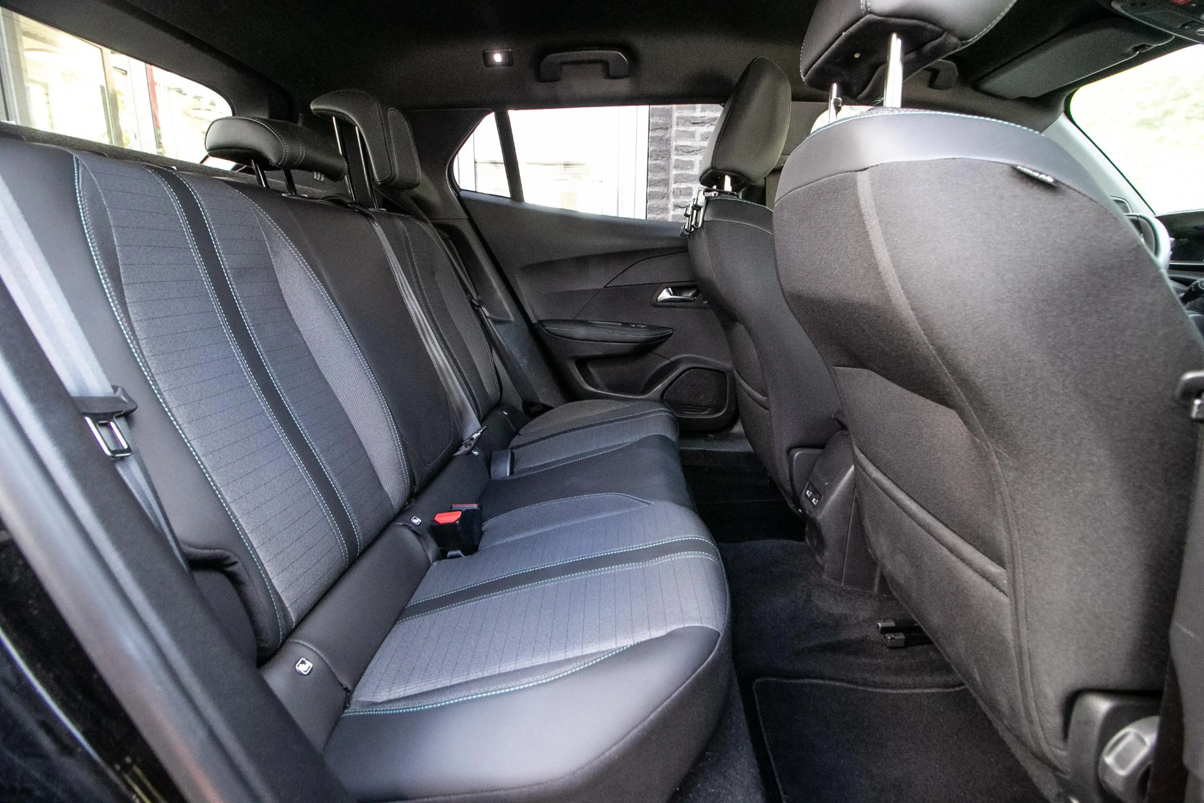 Peugeot e-2008 EV Allure Pack 50 kWh SOH 96% — photo 8