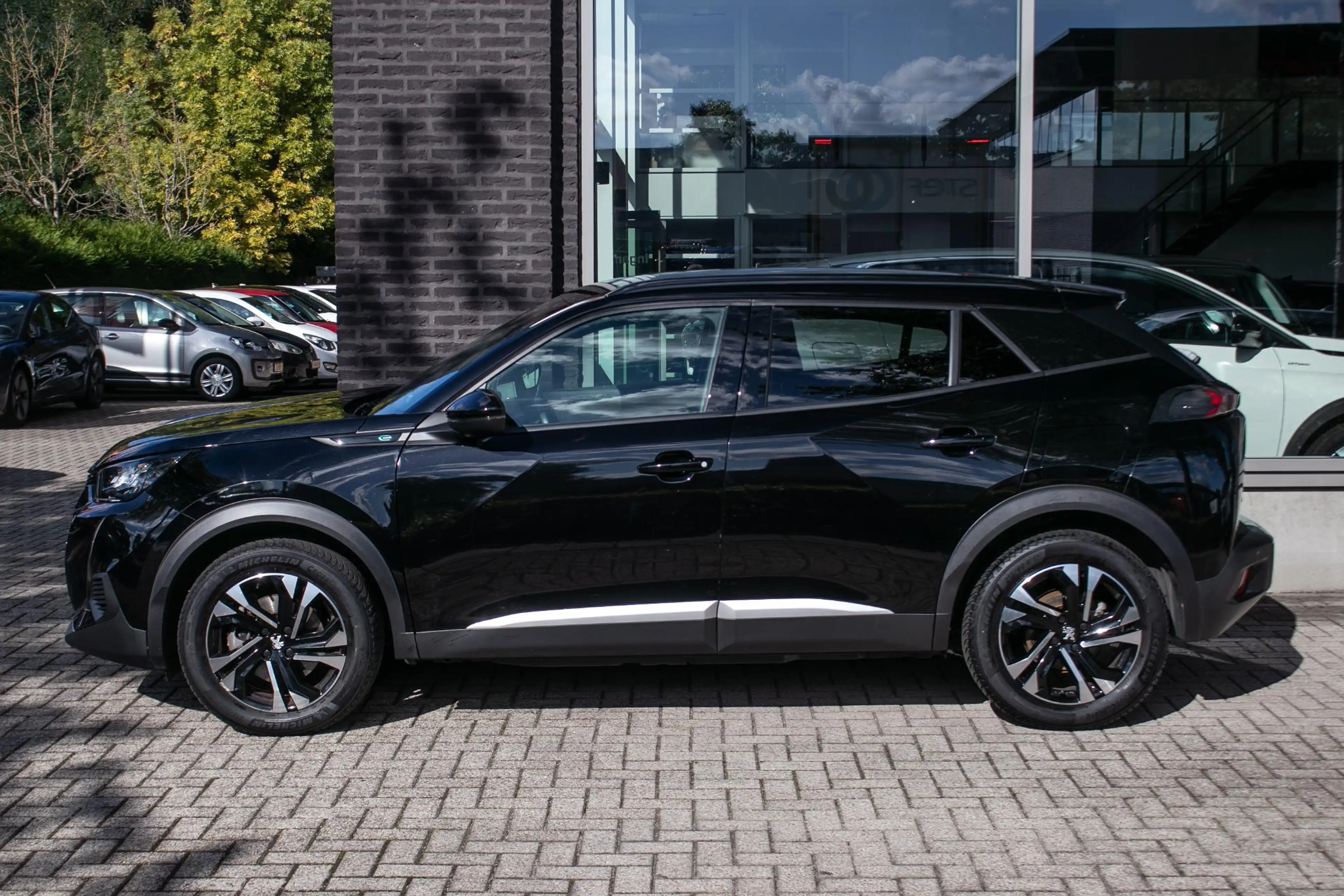 Peugeot e-2008 EV Allure Pack 50 kWh SOH 96% — photo 12