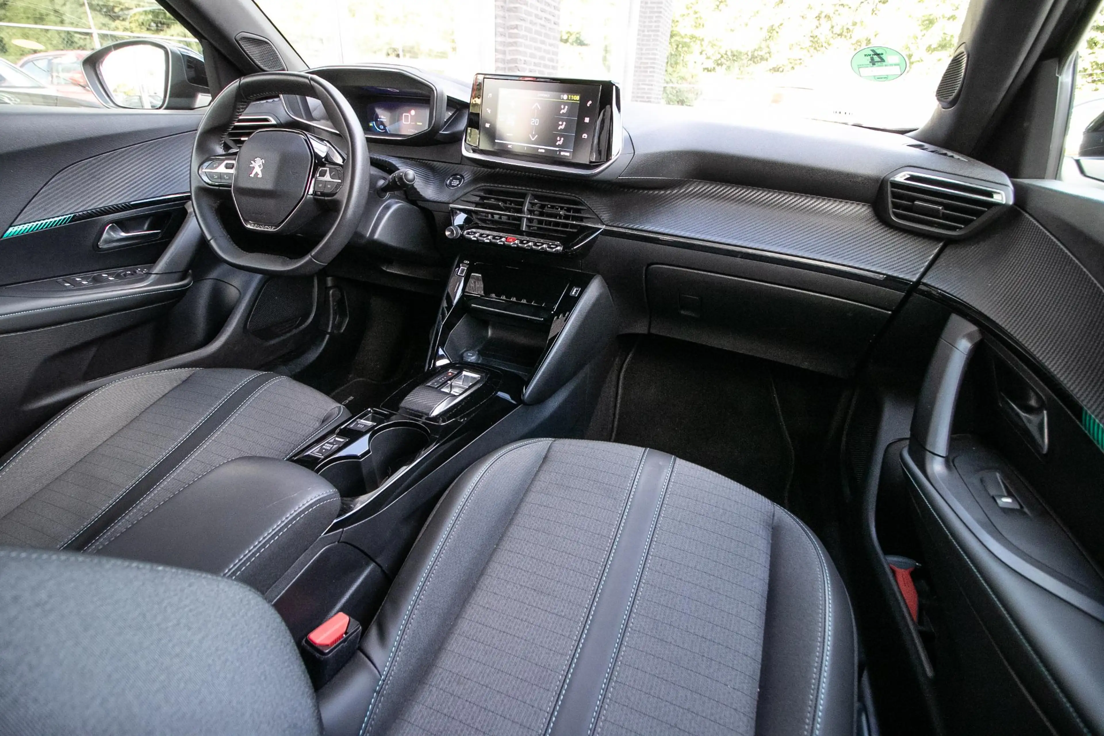 Peugeot e-2008 EV Allure Pack 50 kWh SOH 96% — photo 3