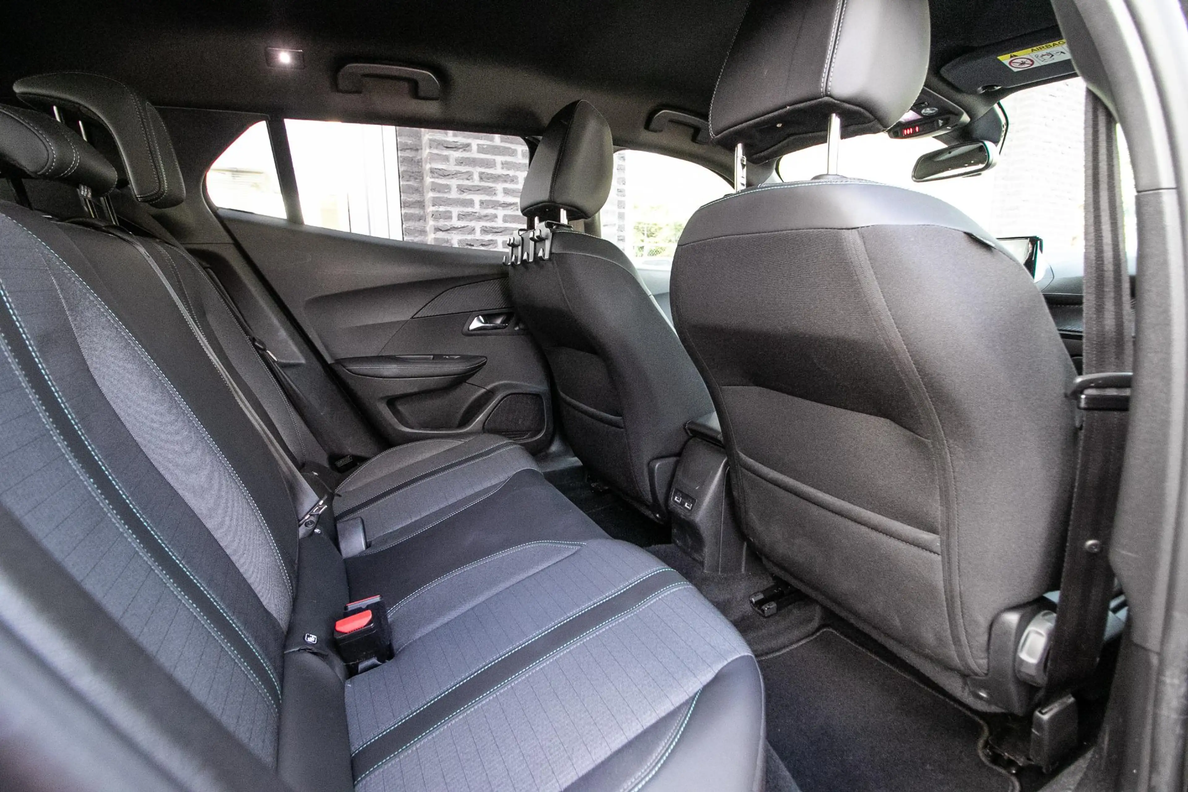 Peugeot e-2008 EV Allure Pack 50 kWh SOH 96% — photo 7