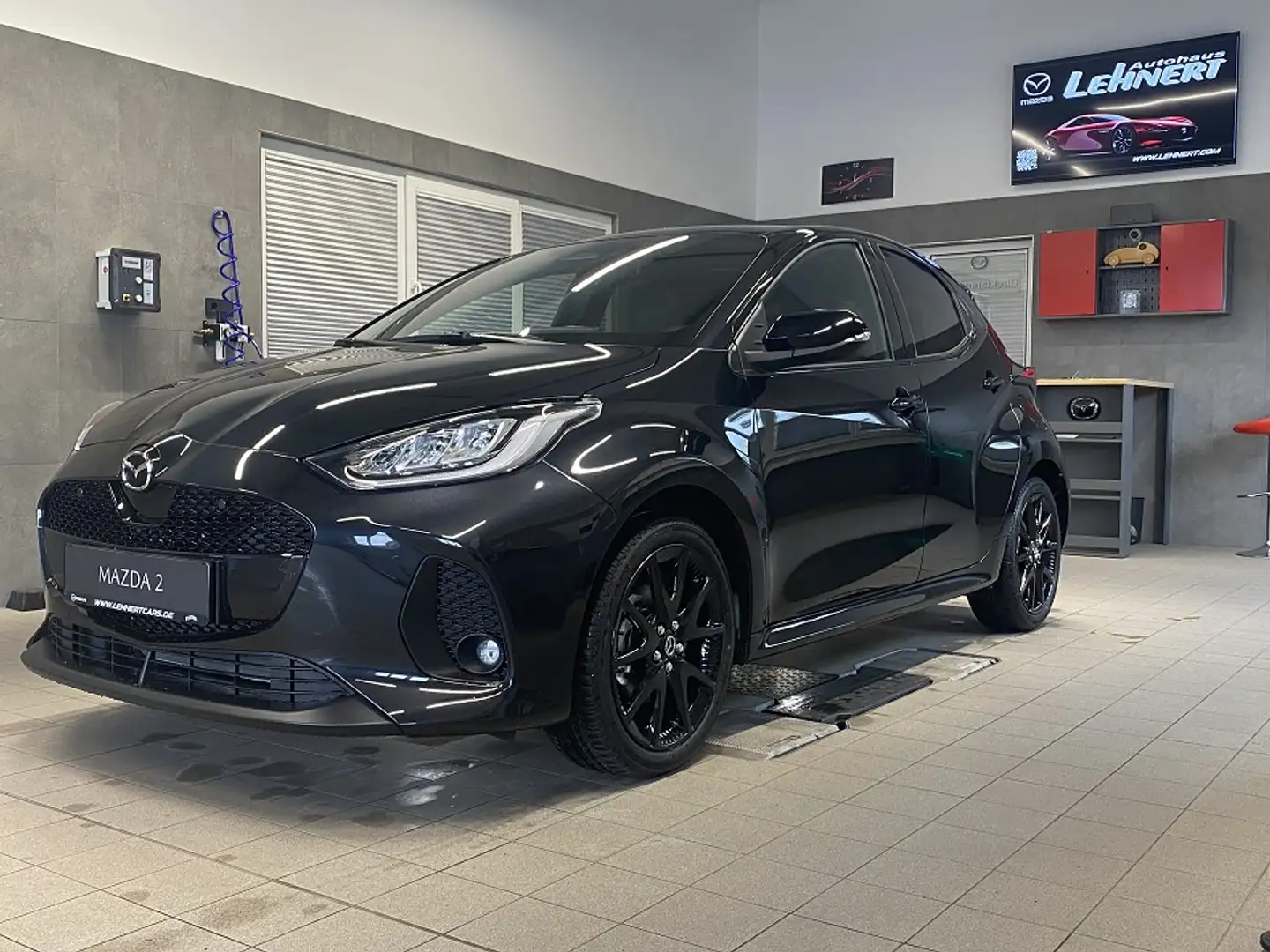 Mazda 2 Hybrid 5HB 1.5L VVT-i 116 PS e-CVT  FWD HOMURA PLU Schwarz - 1