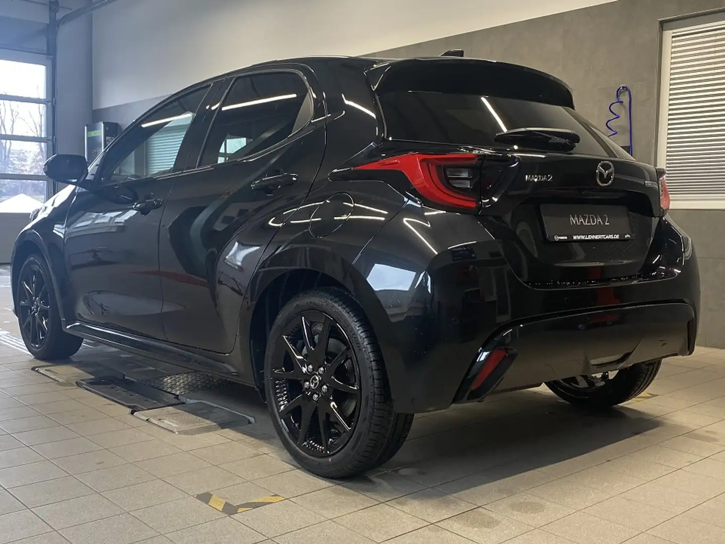 Mazda 2 Hybrid 5HB 1.5L VVT-i 116 PS e-CVT  FWD HOMURA PLU Schwarz - 2