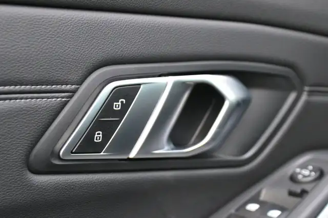 BMW 3 Series view 24