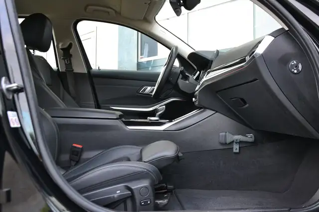 BMW 3 Series view 10