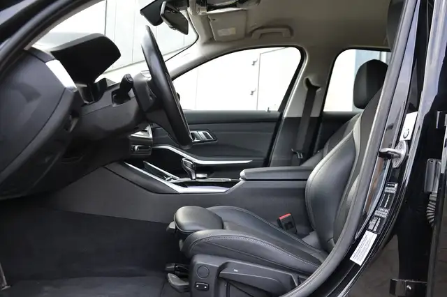 BMW 3 Series view 8