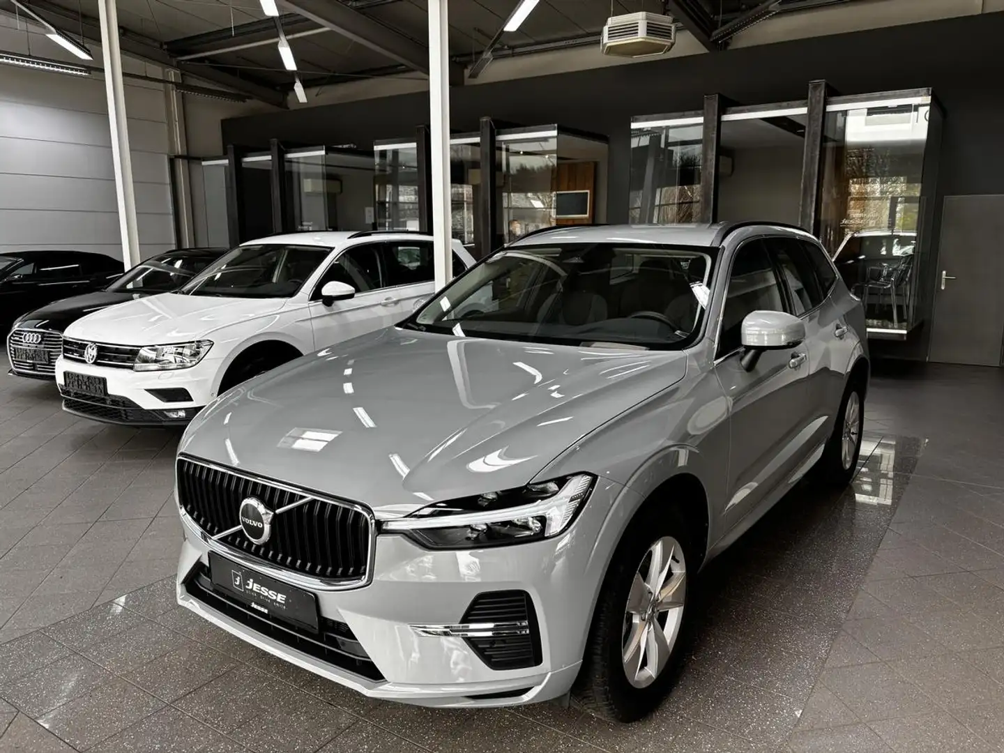 Volvo XC60 B4 Core LED Navi CarPlay Winter-Paket RCam Grau - 1
