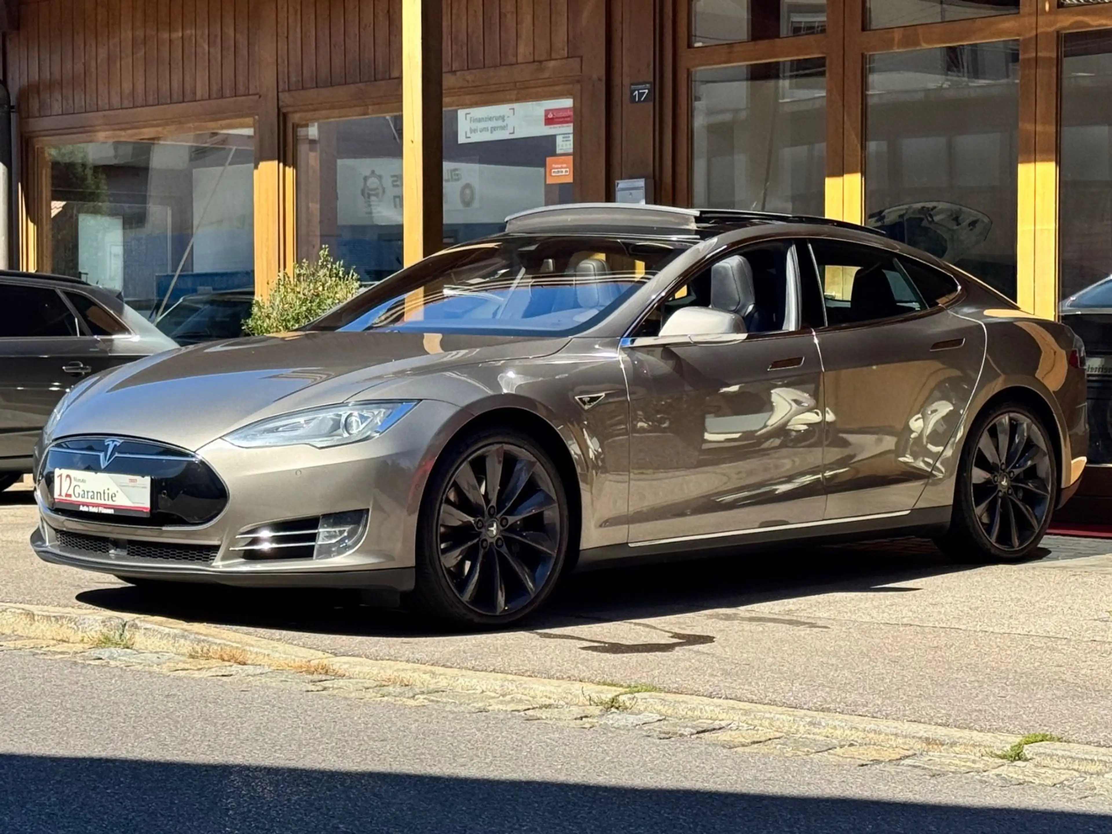 Tesla Model S 85D Supercharger free Turbine Pano 7-Sitzer — photo 2