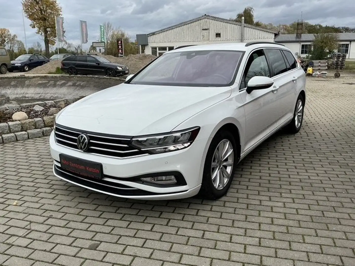 Volkswagen Passat Variant Business 2,0 TDI Automatik Weiß - 1
