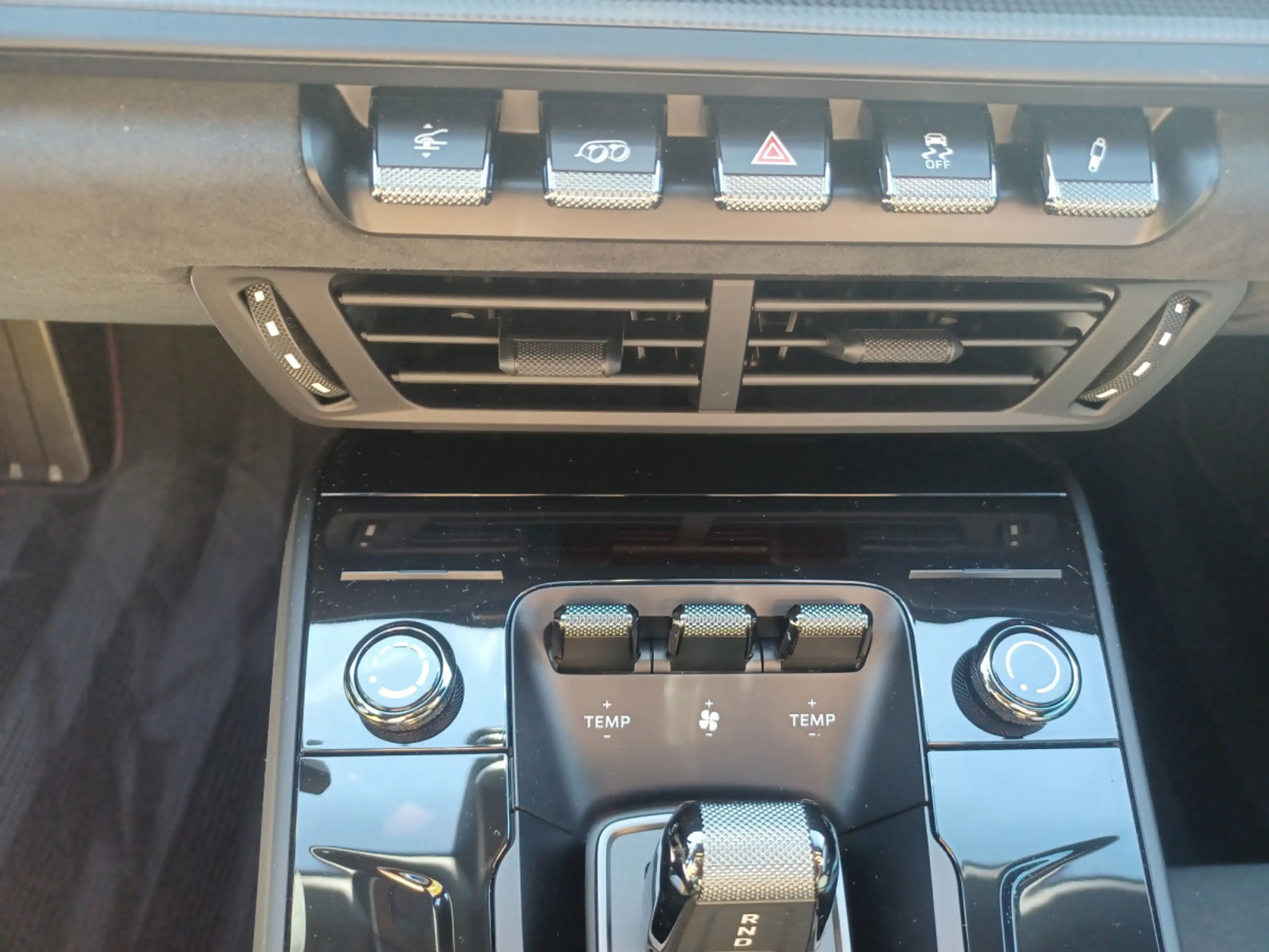 Porsche 911 Carrera 4 GTS Cabriolet — photo 14