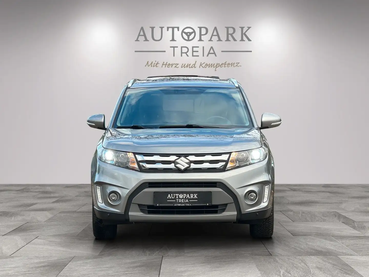 Suzuki Vitara 1.6 Comfort+ (LED-AHK-ACC-PANO-NAVI-BT) Grau - 2