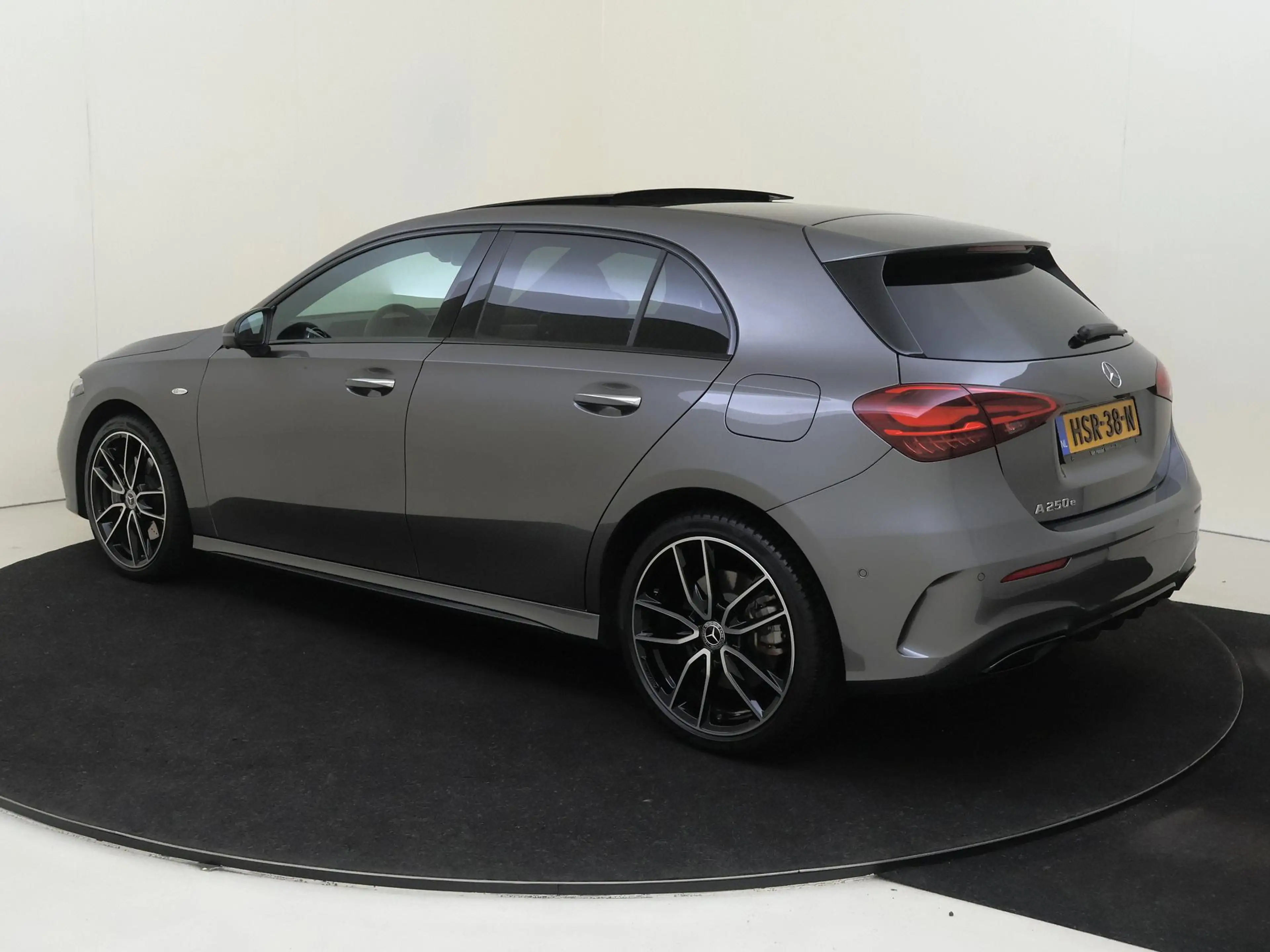 Mercedes-Benz A 250 e Business Solution AMG Panoramadak / Memorystoele — photo 3
