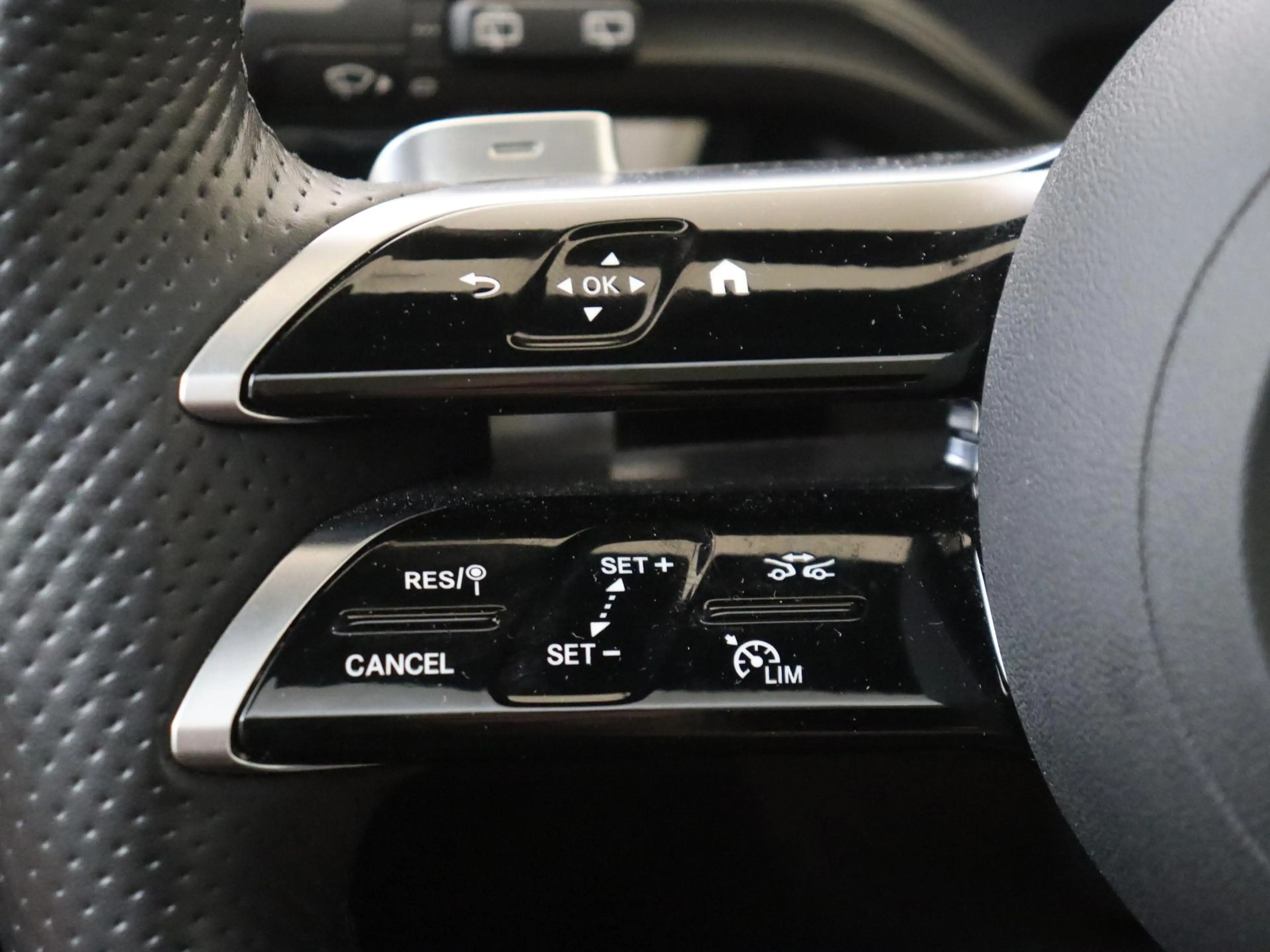 Mercedes-Benz A 250 e Business Solution AMG Panoramadak / Memorystoele — photo 13