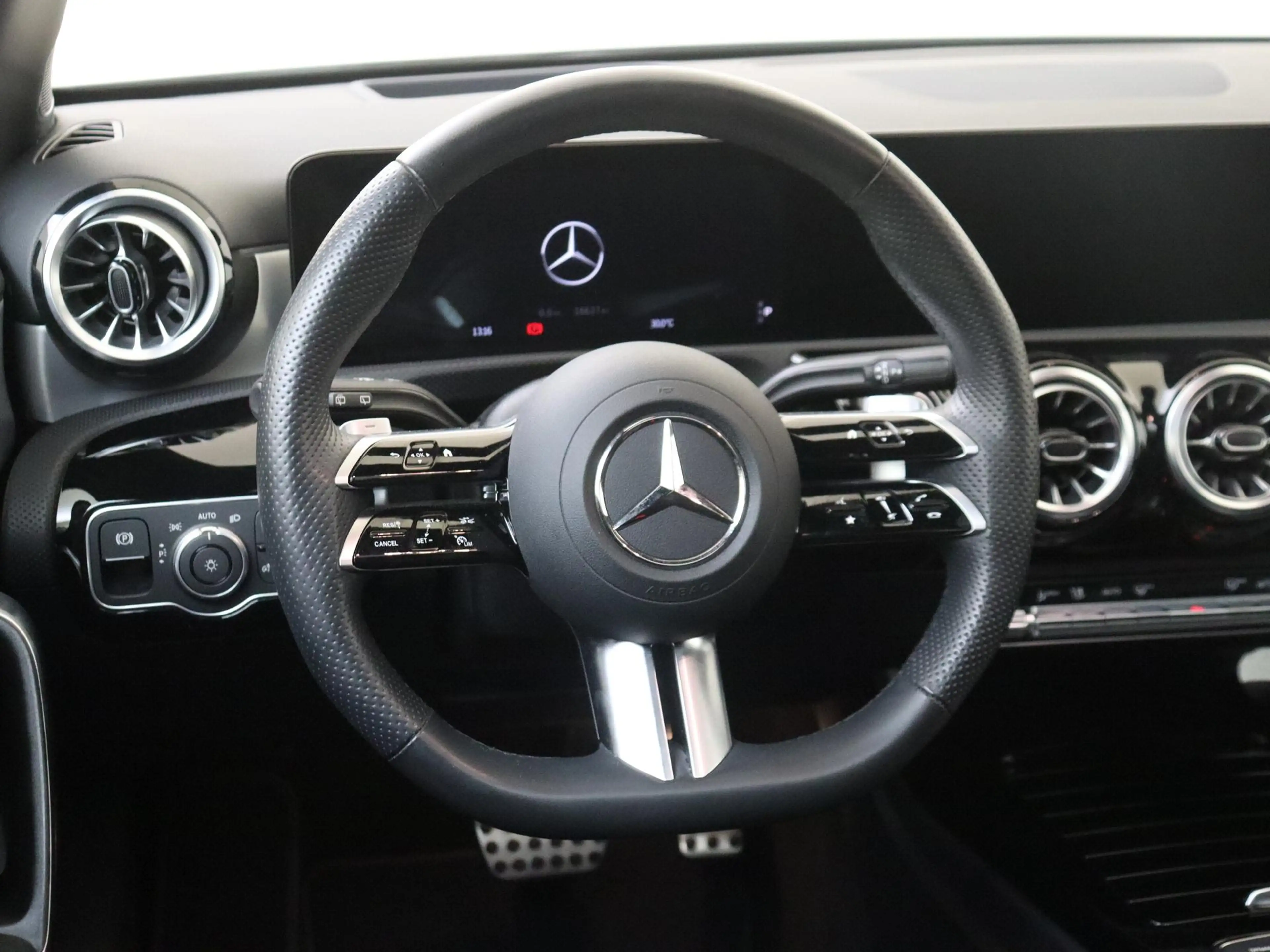 Mercedes-Benz A 250 e Business Solution AMG Panoramadak / Memorystoele — photo 10