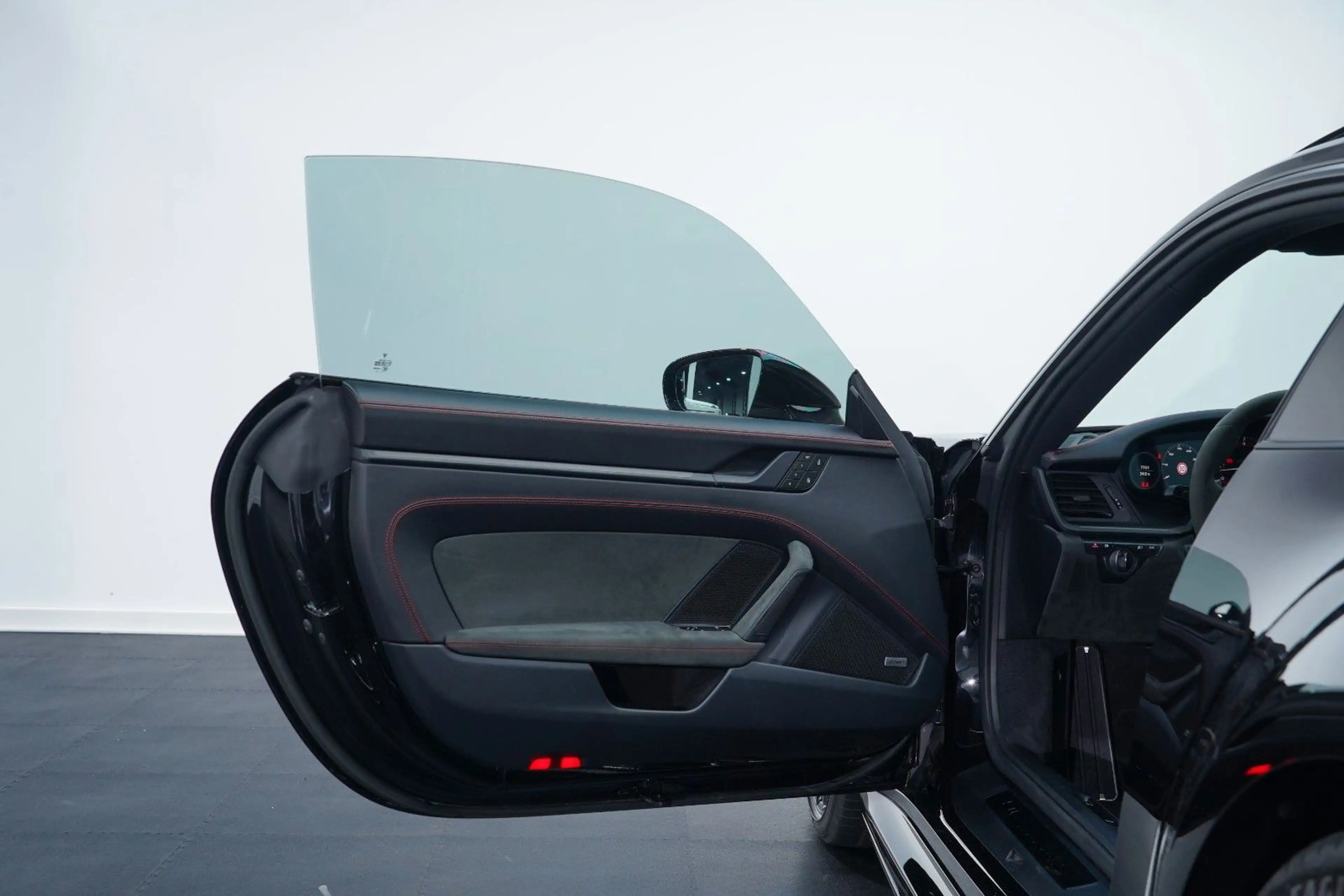 Porsche 992 911 992 GTS Coupé BOSE/LIFT/18-W/INNO-DRIVE/PDLS — photo 13