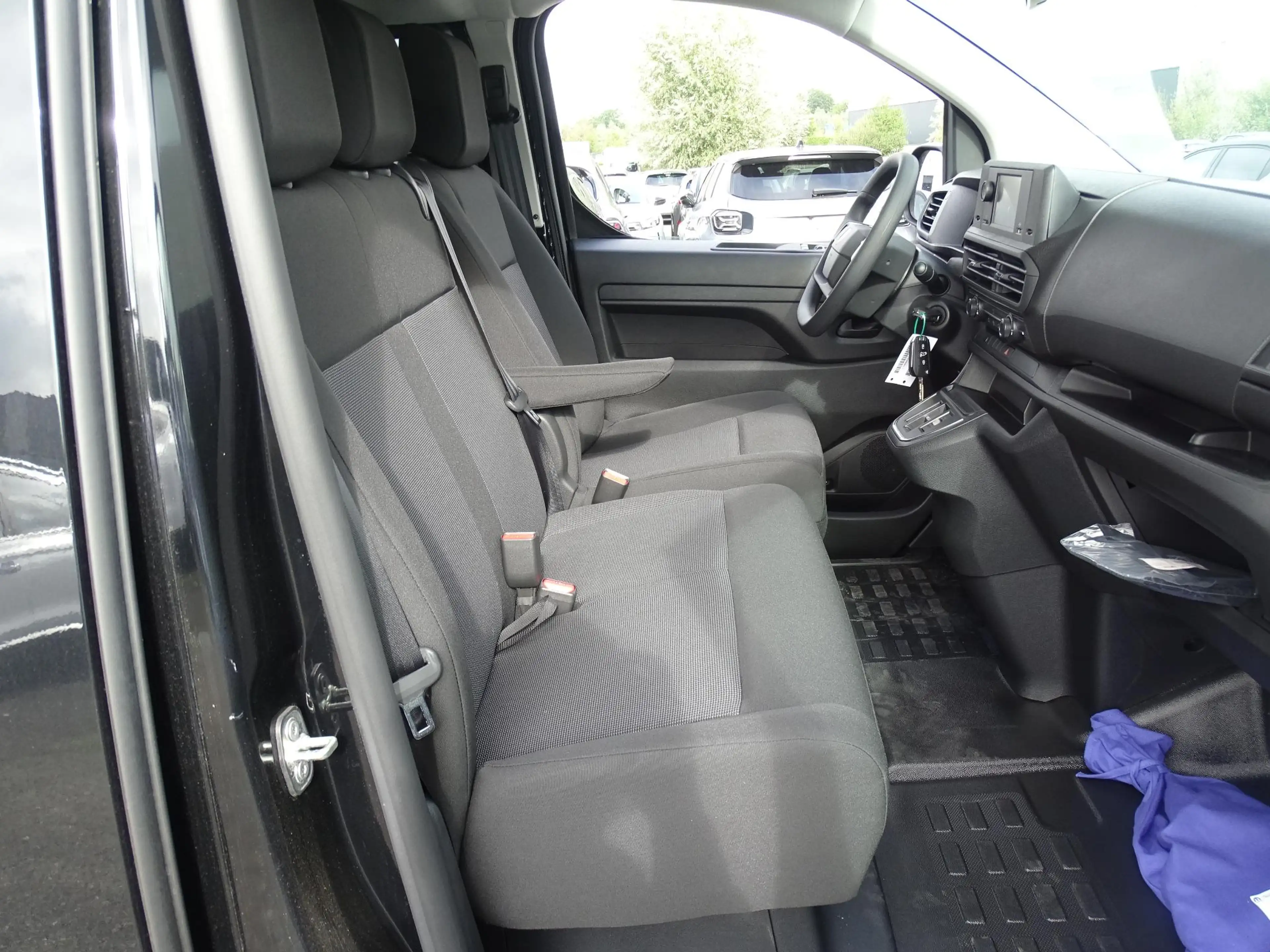 Peugeot Expert Long DC L3 2.2 BlueHDi 180 EAT8 — photo 8