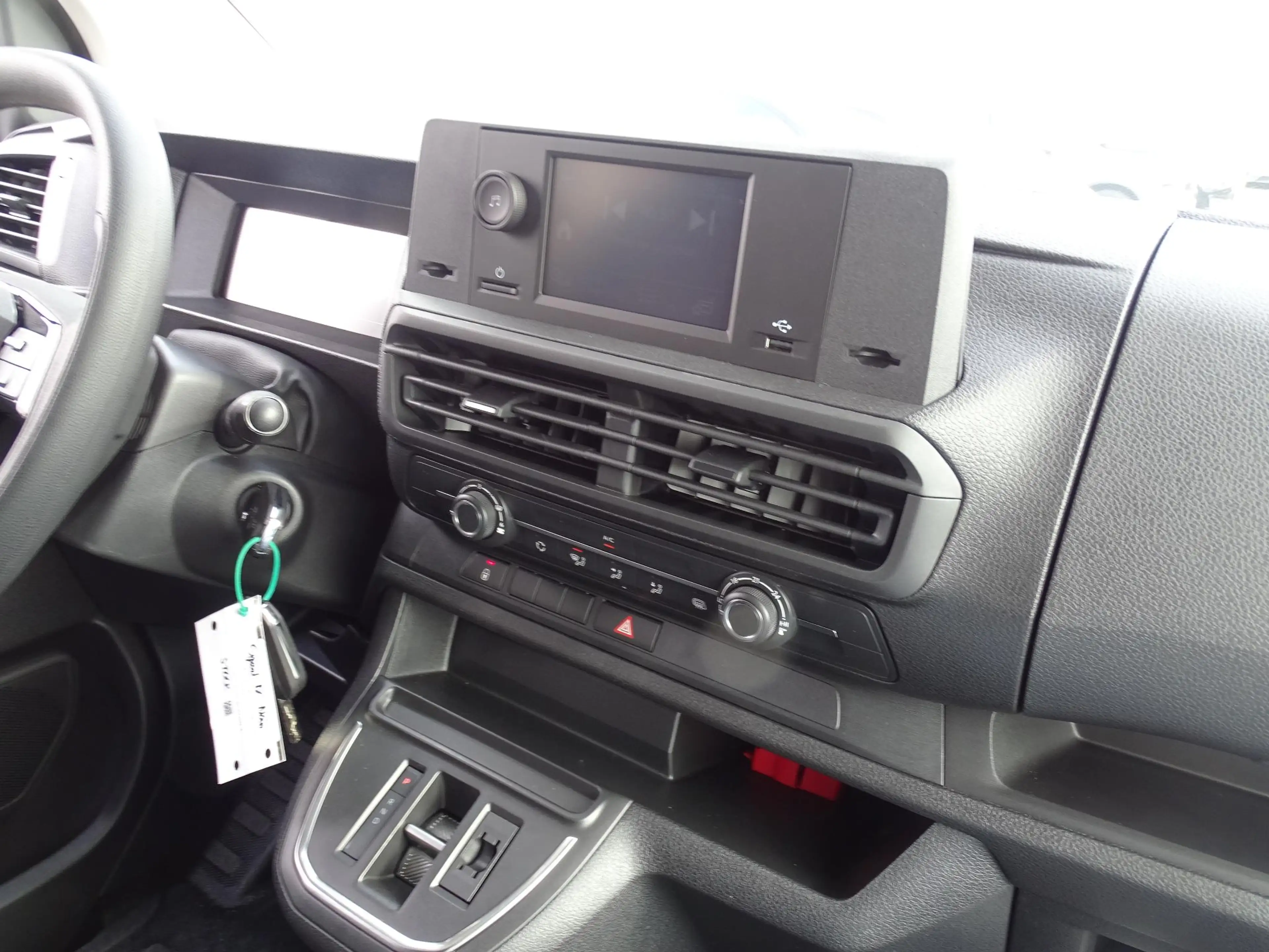 Peugeot Expert Long DC L3 2.2 BlueHDi 180 EAT8 — photo 9