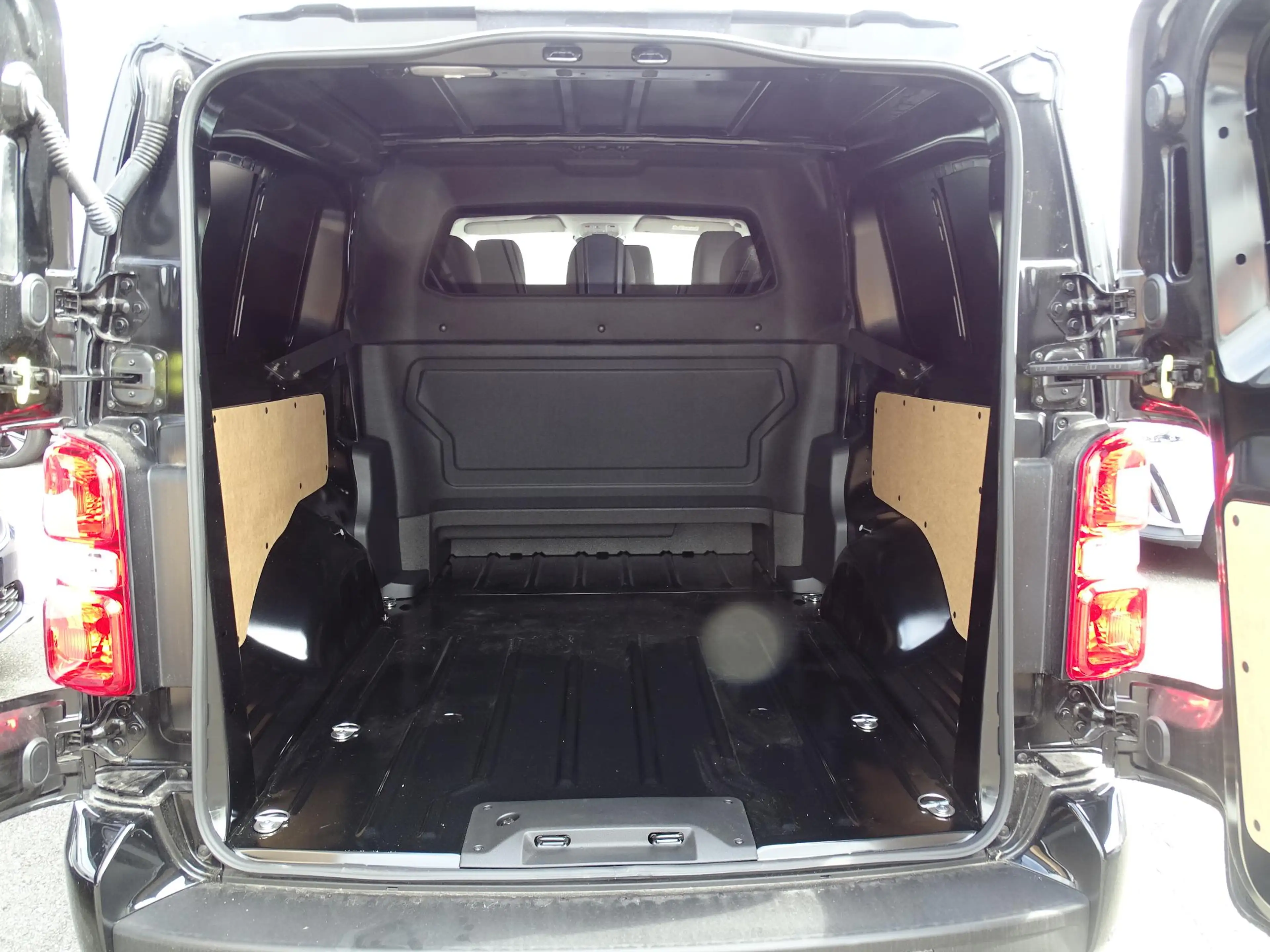 Peugeot Expert Long DC L3 2.2 BlueHDi 180 EAT8 — photo 10