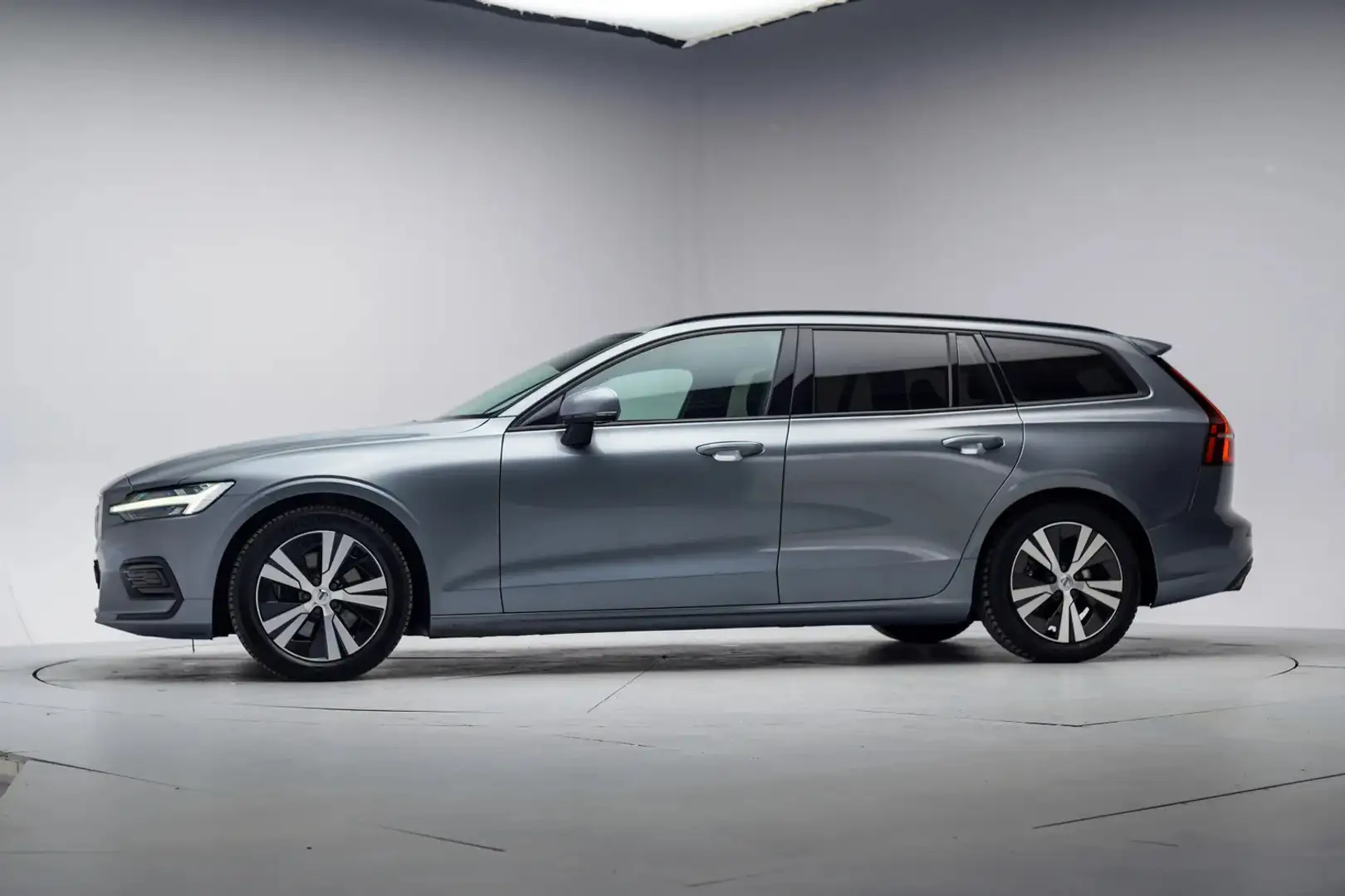 Volvo V60 2.0 B3 Momentum Advantage Aut. [ Adapt.cruise Came Gris - 2