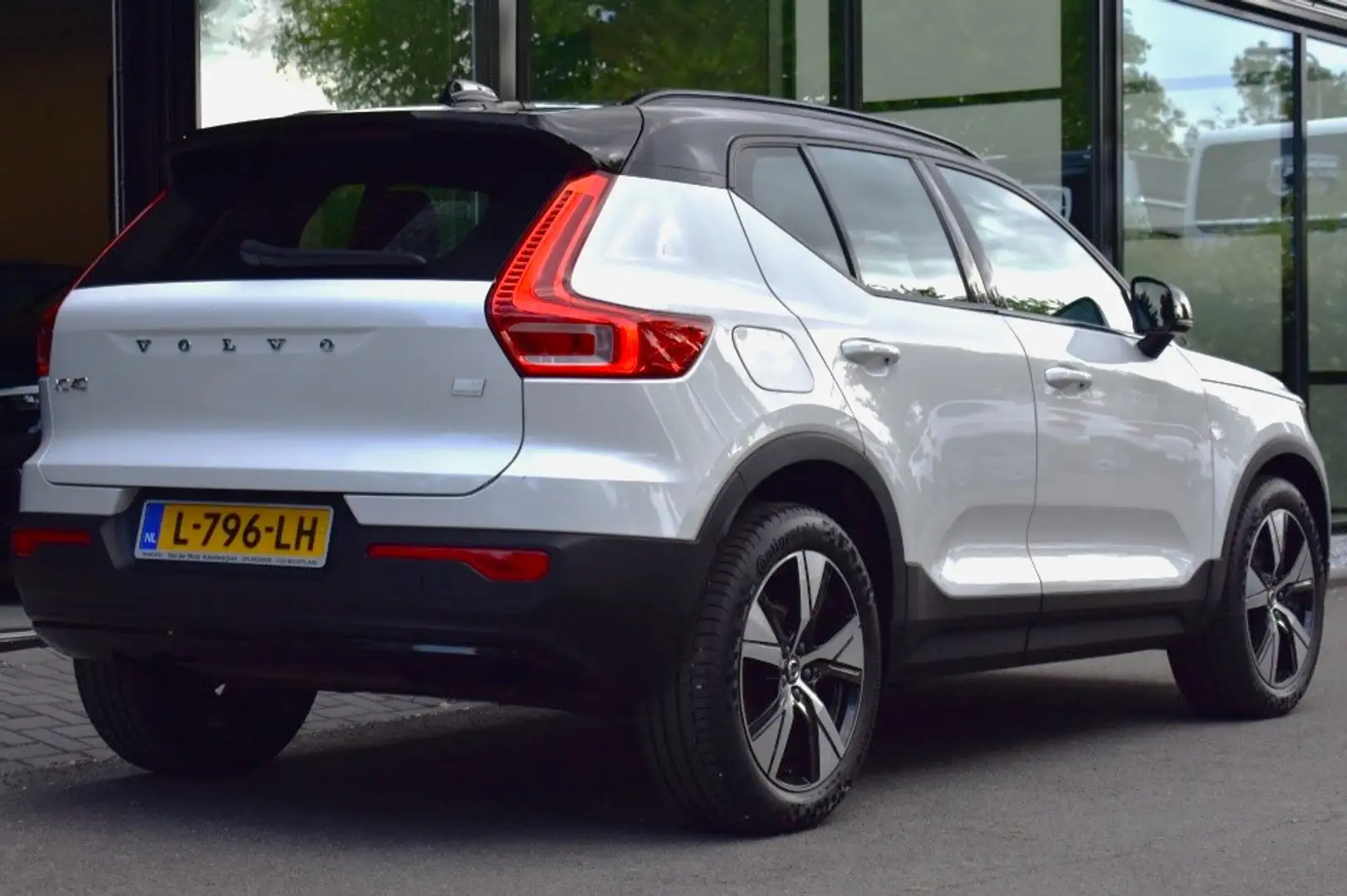 Volvo XC40 T4 211pk R-Design | Climate | Driver Assist | 19" Wit - 2