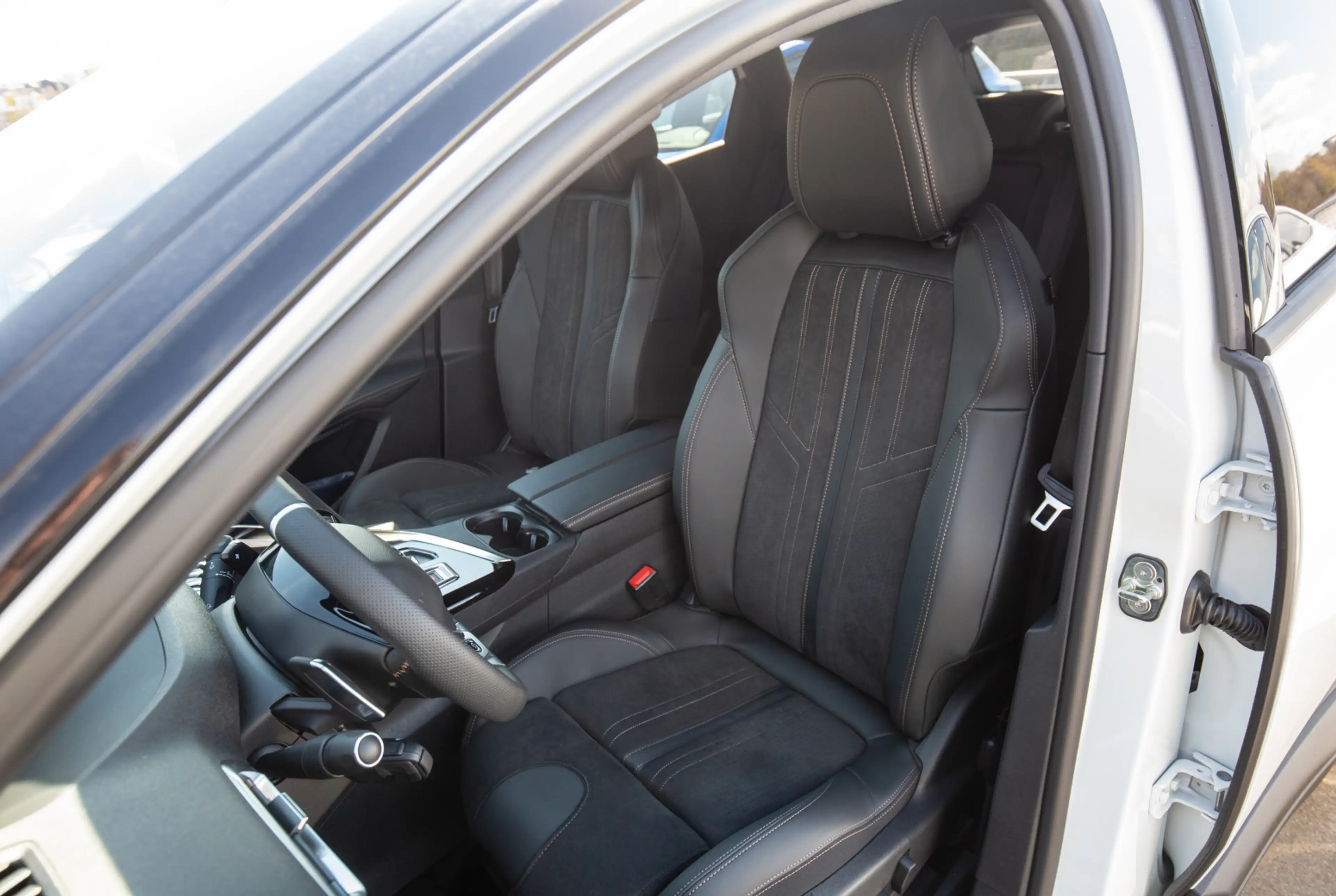 Peugeot 3008 GT 1.5 BlueHDi 130 EAT8 *PANO*EASY-PAKET*SHZ*MIRROR SCREEN* — photo 9