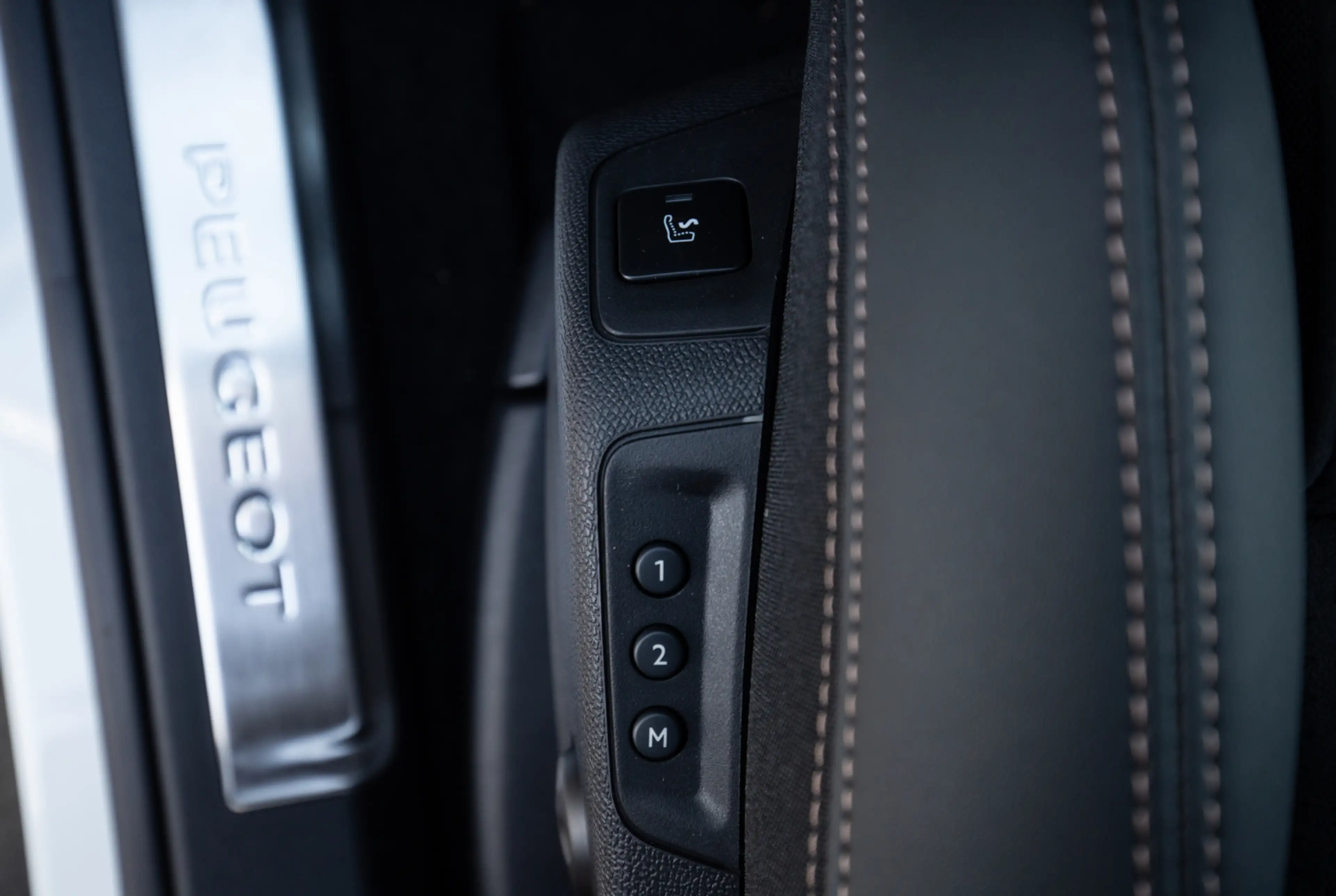 Peugeot 3008 GT 1.5 BlueHDi 130 EAT8 *PANO*EASY-PAKET*SHZ*MIRROR SCREEN* — photo 11