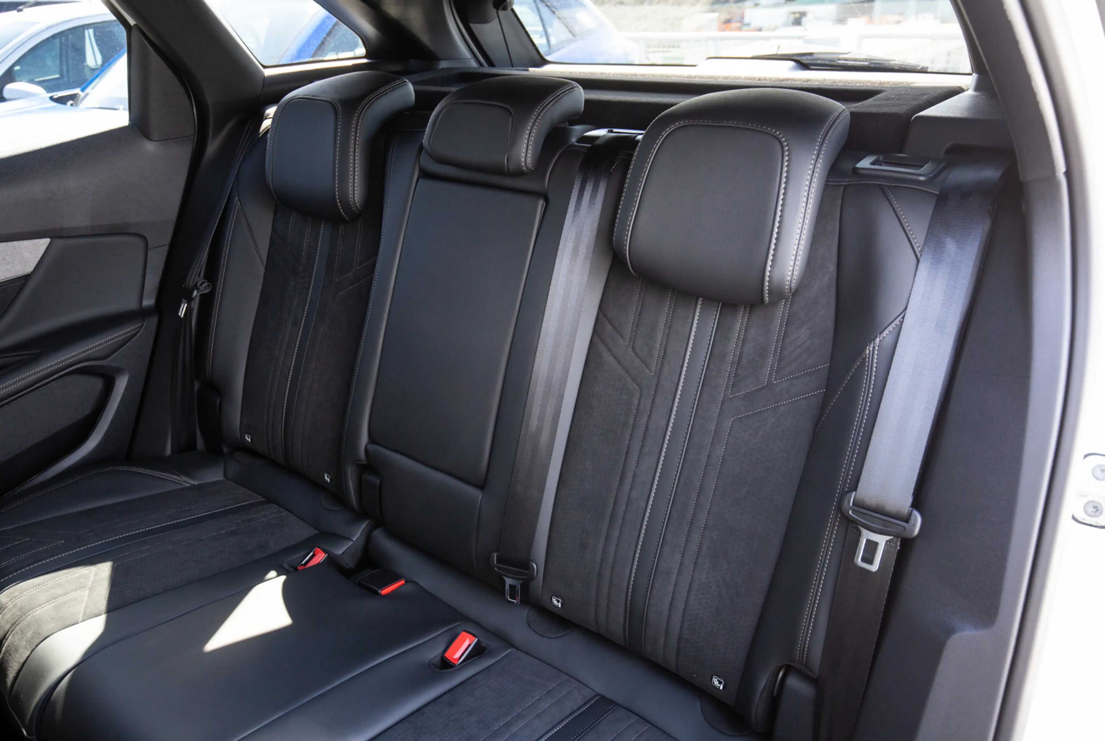 Peugeot 3008 GT 1.5 BlueHDi 130 EAT8 *PANO*EASY-PAKET*SHZ*MIRROR SCREEN* — photo 10