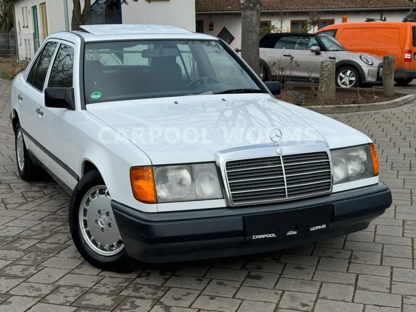 Mercedes-Benz 200 E AUTOMATIK+H-OLDTIMER+2.HAND+ALU+SHD Weiß - 1
