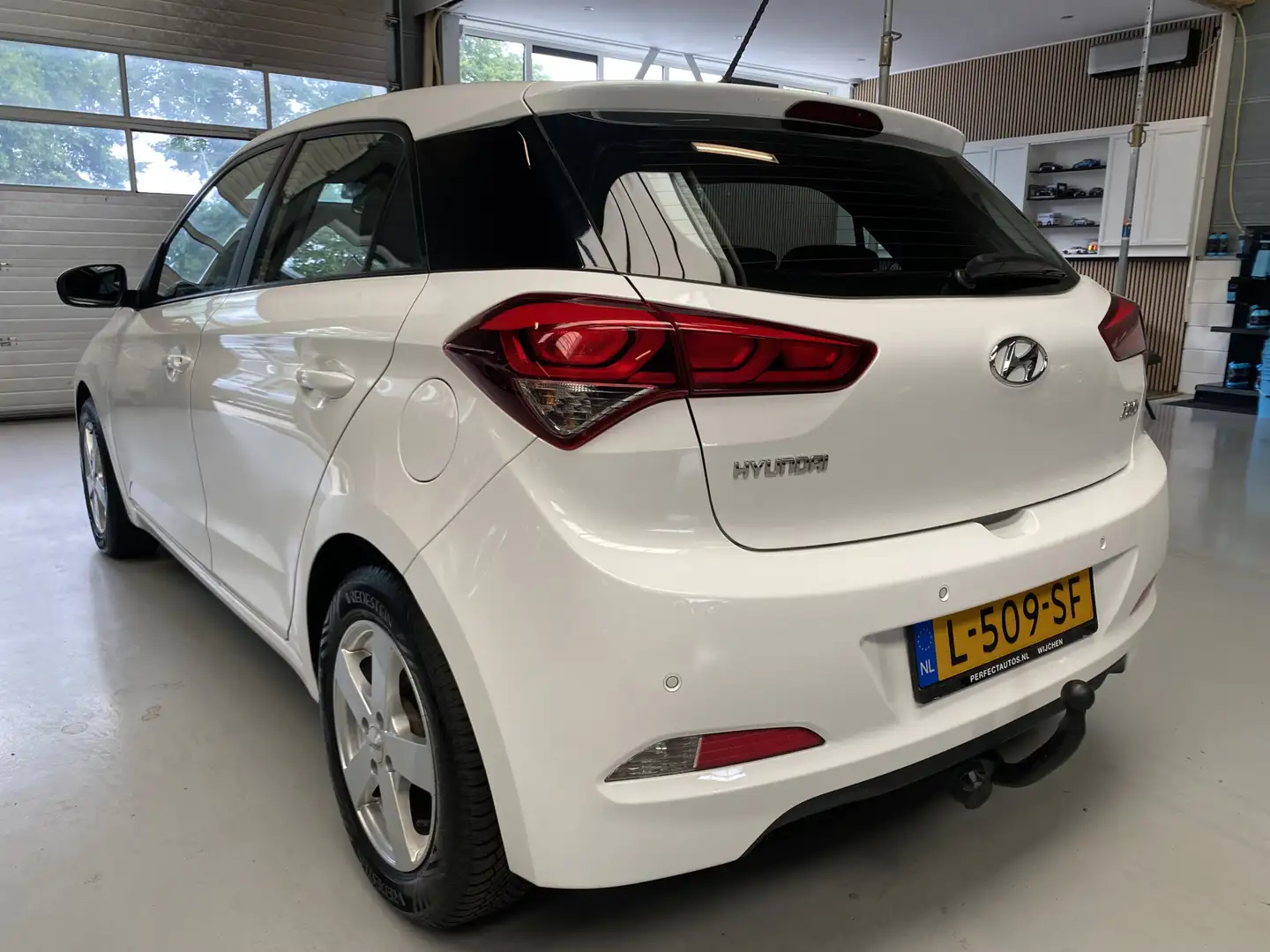 Hyundai i20 1.2 HP i-Motion Stoelverwarming, Trekhaak Wit - 2