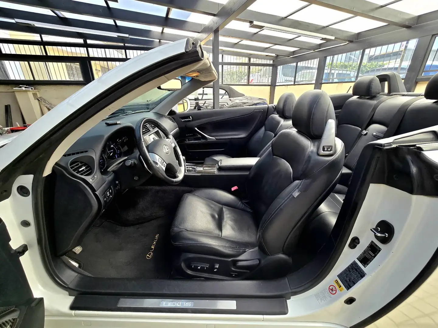 Lexus IS 250 C 2.5 V6 COUPE/CABRIO F-SPORT Wit - 1