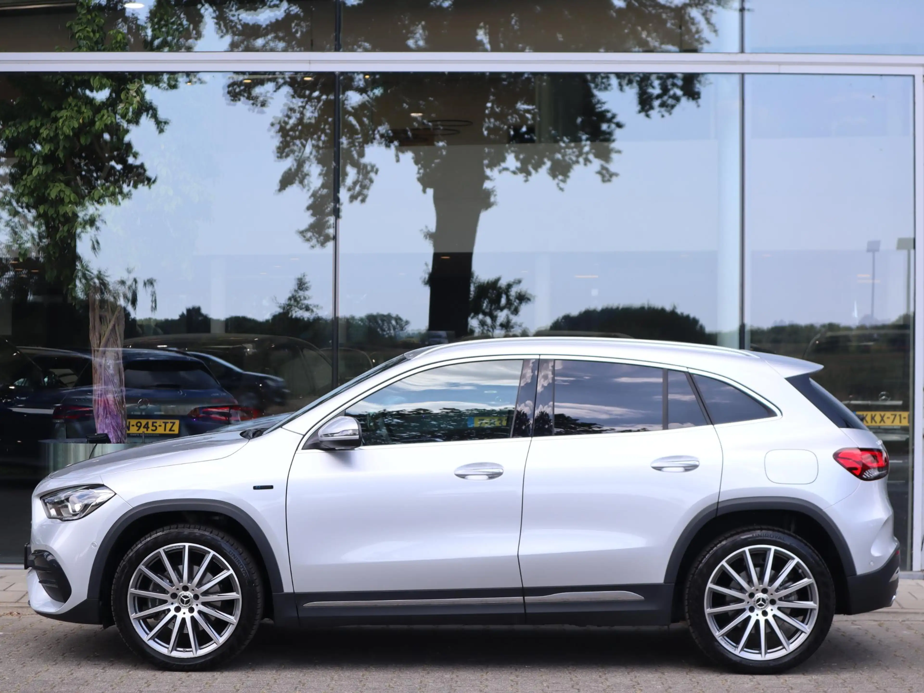 Mercedes-Benz GLA 250 e AMG Line — photo 4