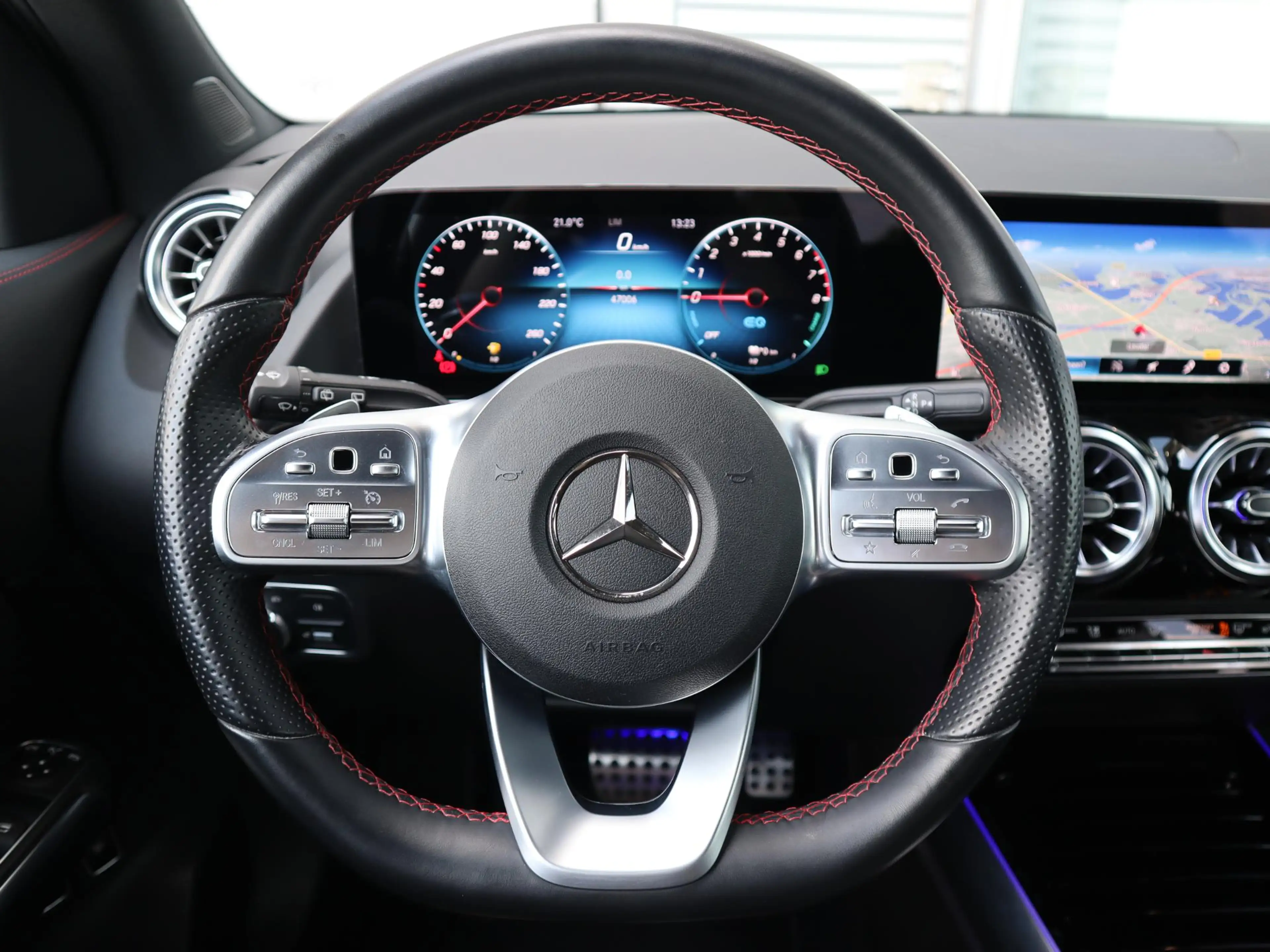 Mercedes-Benz GLA 250 e AMG Line — photo 13