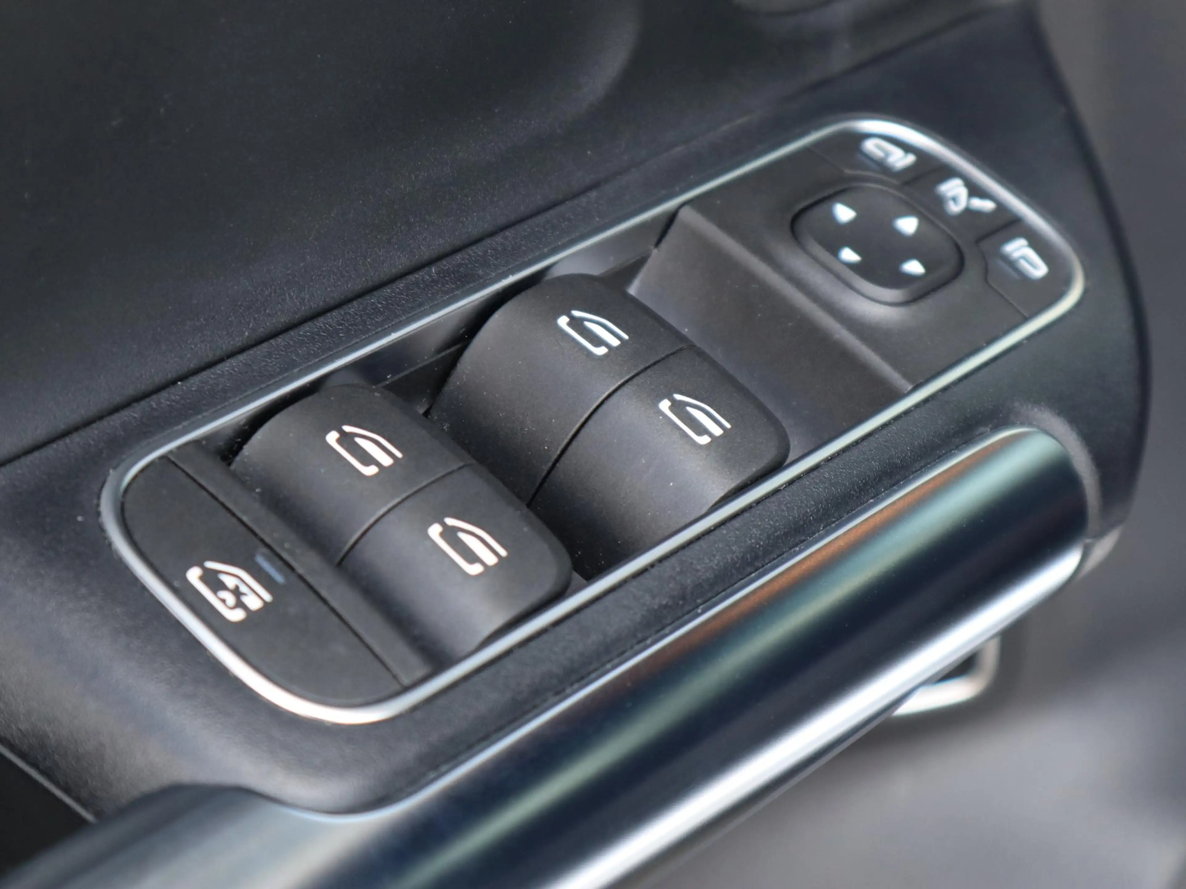 Mercedes-Benz GLA 250 e AMG Line — photo 15