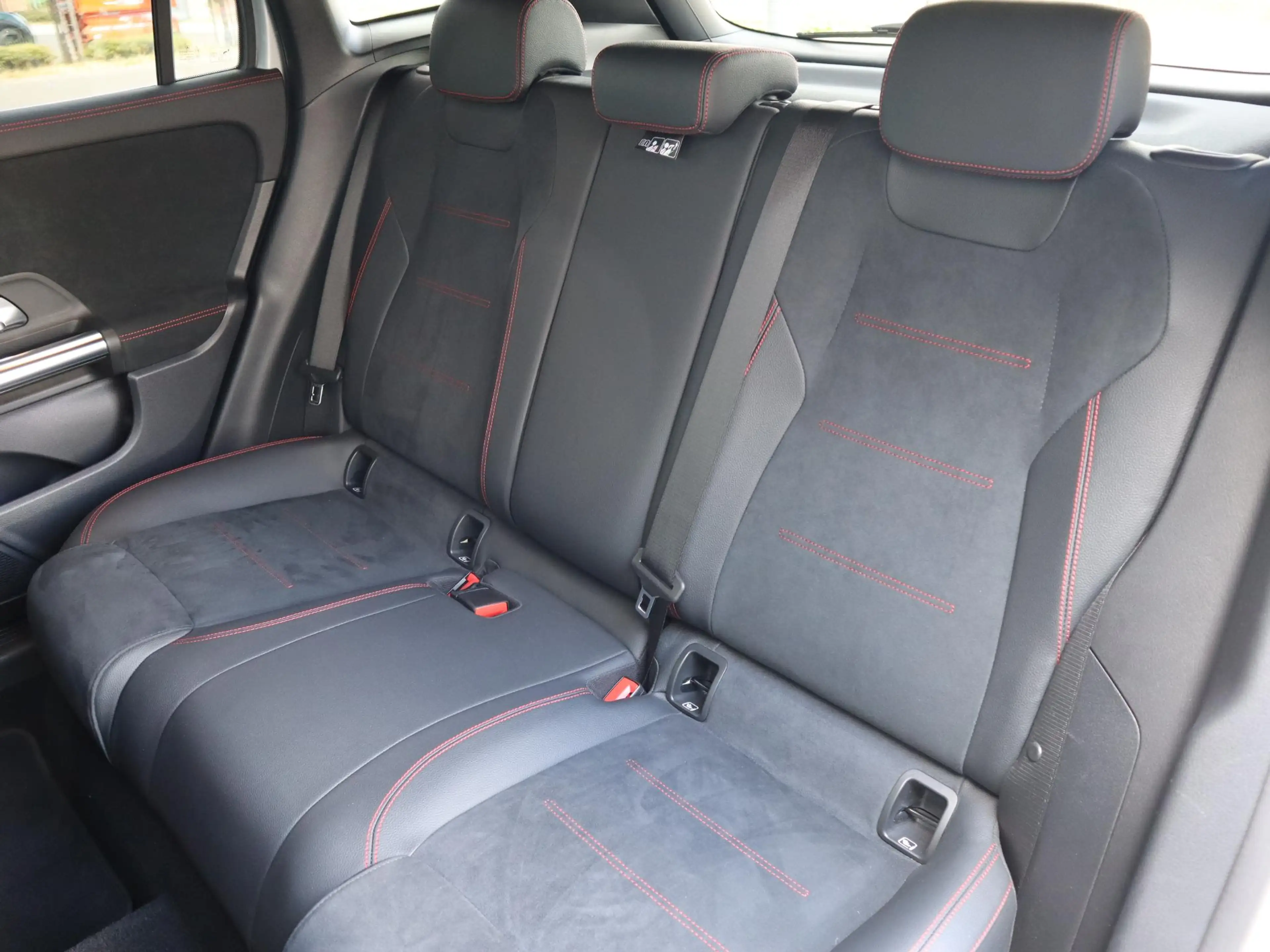 Mercedes-Benz GLA 250 e AMG Line — photo 10