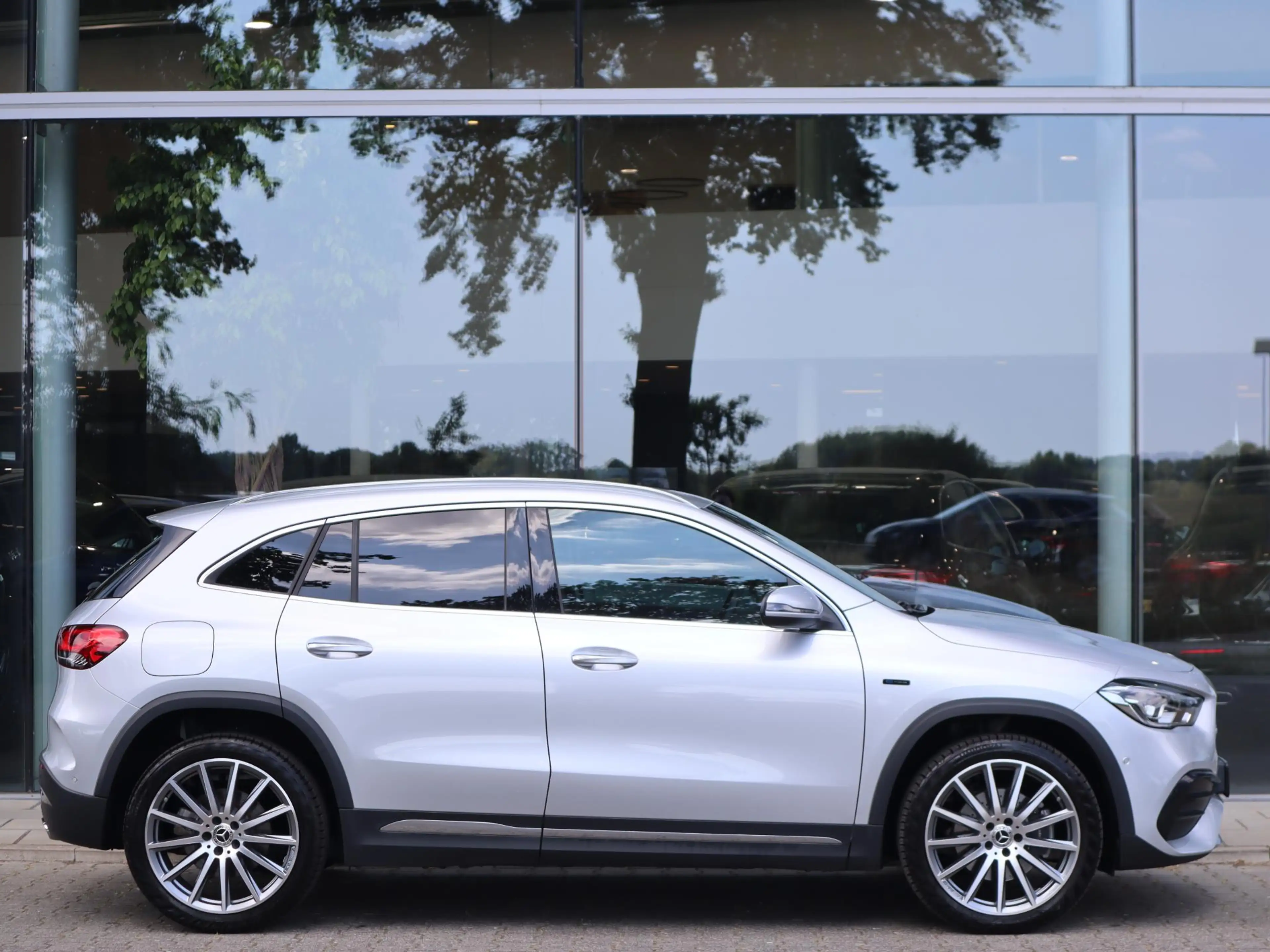 Mercedes-Benz GLA 250 e AMG Line — photo 5