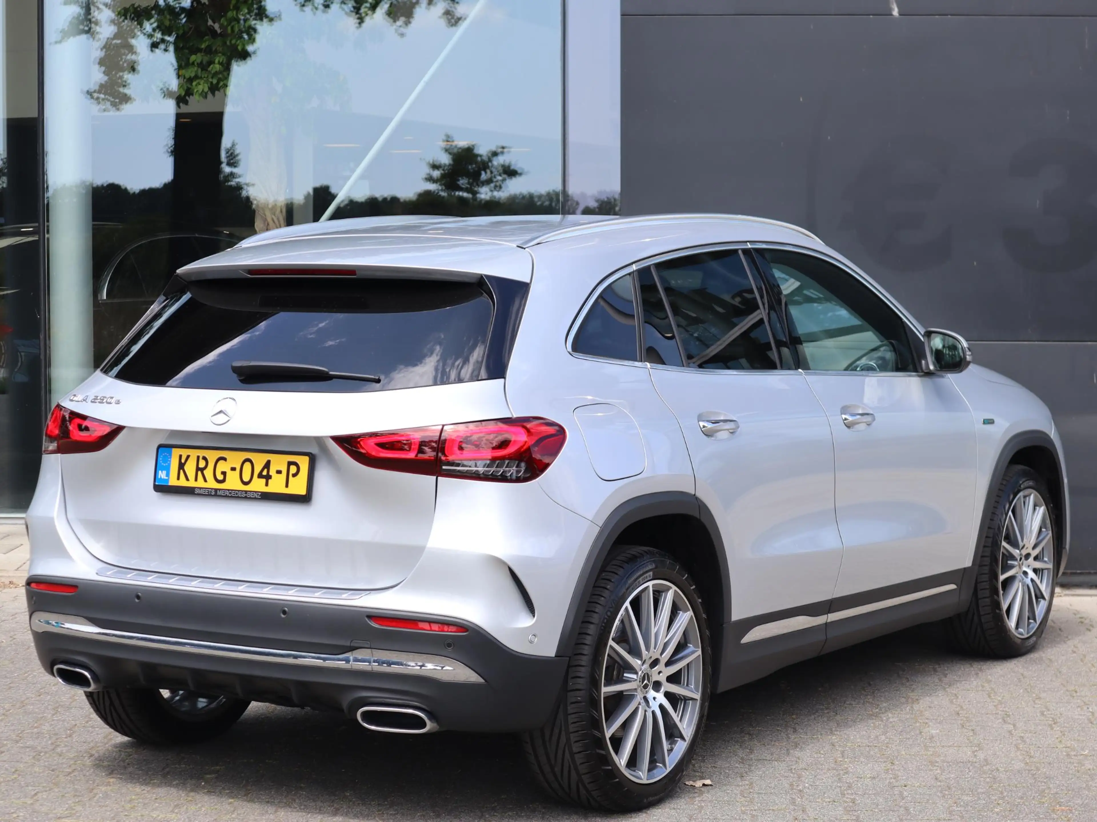 Mercedes-Benz GLA 250 e AMG Line — photo 2